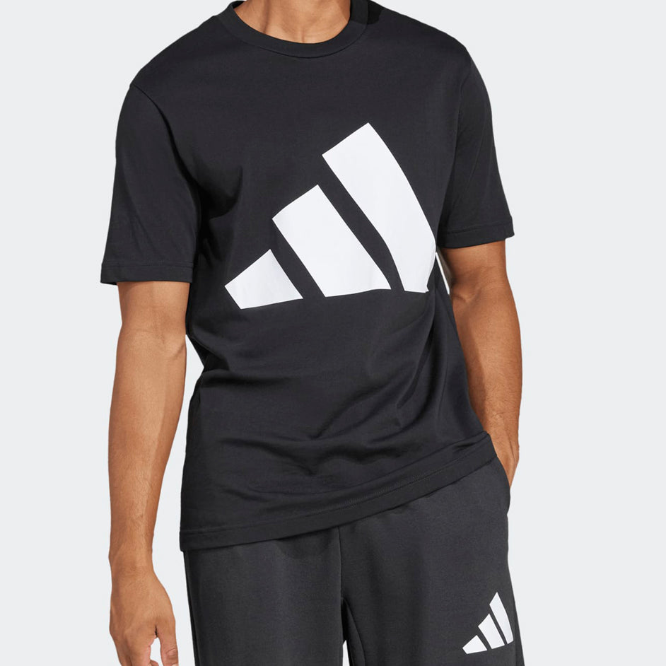 T-shirt uomo Adidas Essentials Big Logo JE8945 nera – vista frontale, vestibilità regular con girocollo