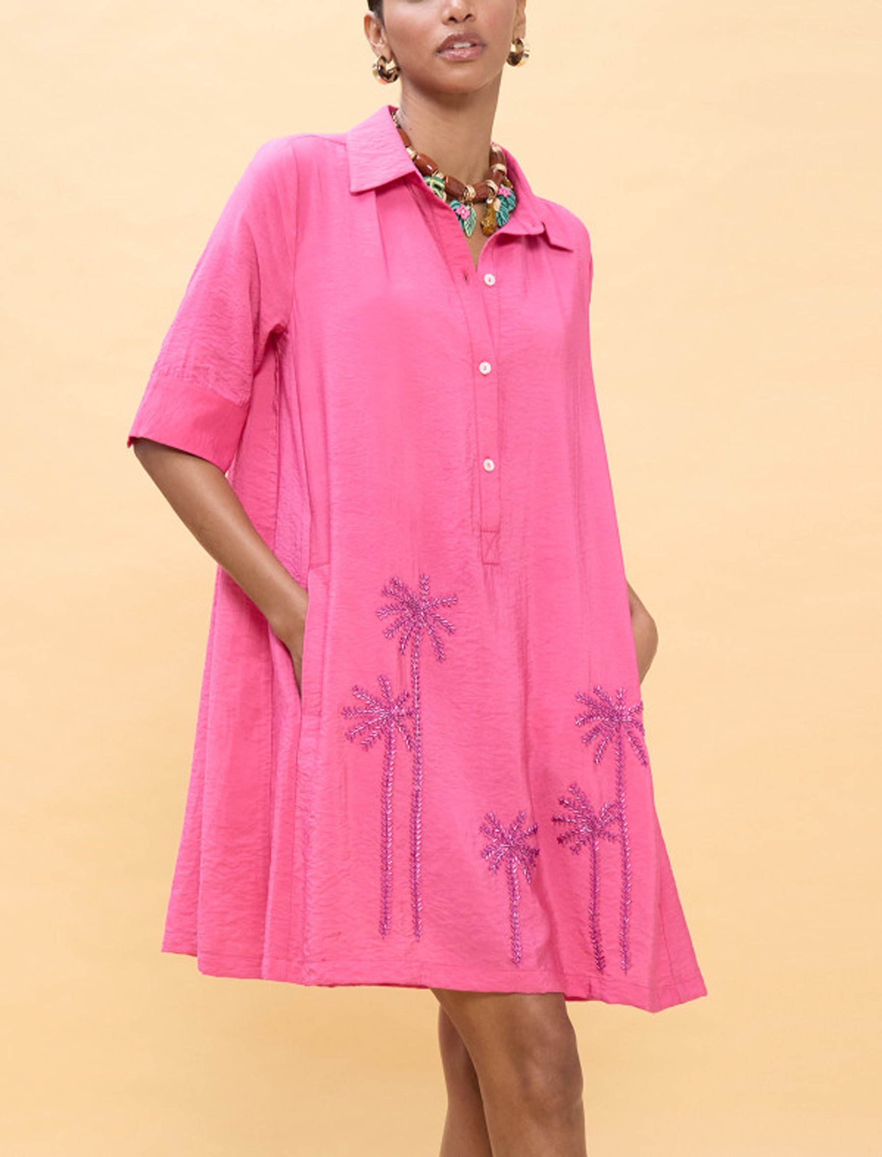 Abito corto con dettagli di palme tono su tono Lola Casademunt LS2616034 Fuxia