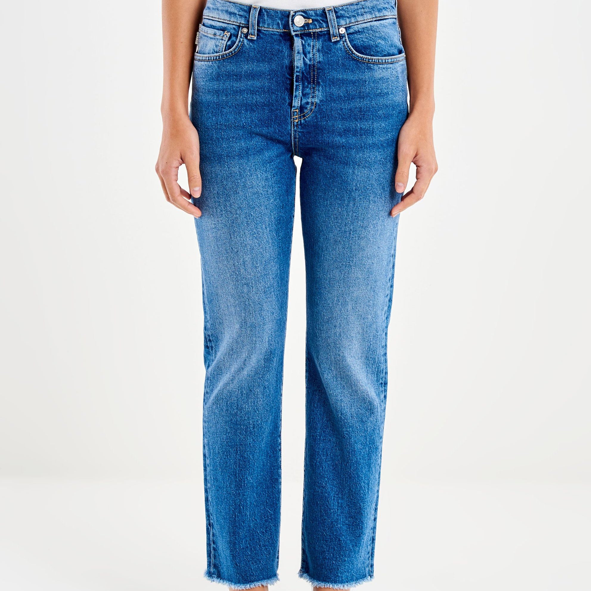 Jeans Vicolo Bella Cropped DAB5019 vita alta gamba dritta fondo sfrangiato denim blu donna vista frontale