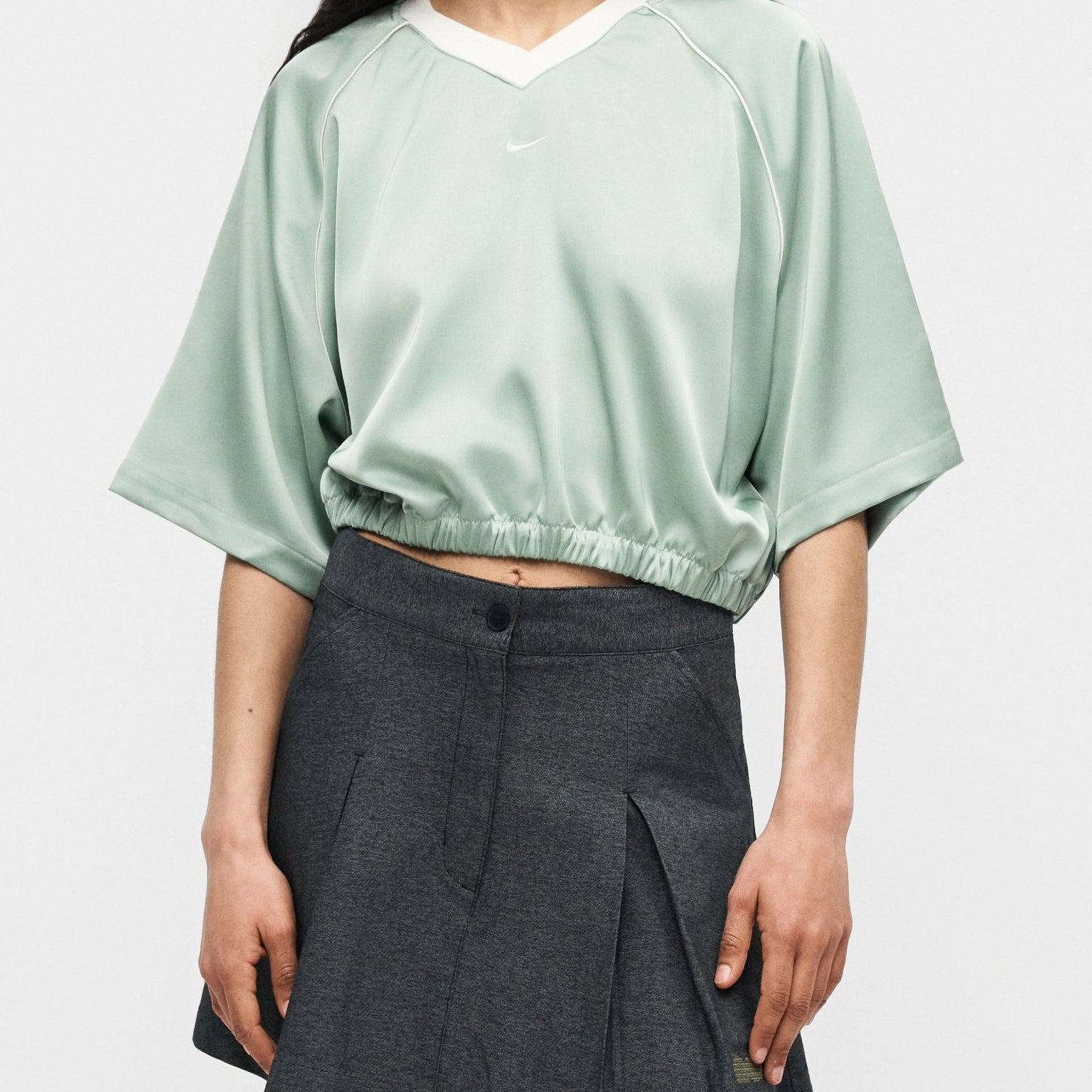Top oversize satin Nike Sportswear IH1330-006 donna colore Steam/(Sail)
