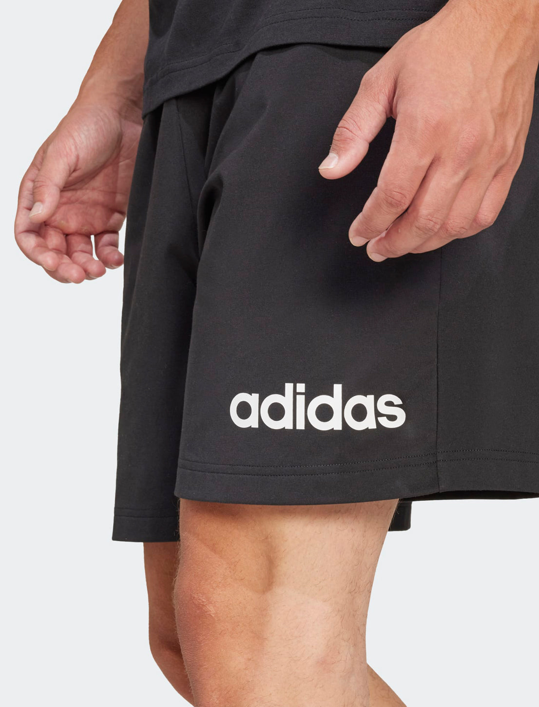 Dettaglio linee Linear Adidas shorts JE9012 nero uomo