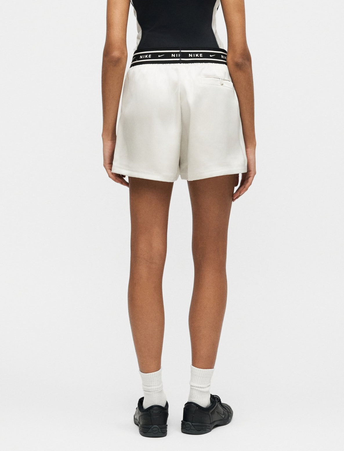 Shorts ampi satin Nike Sportswear IH1328-072 donna colore Light Bone/(Black)