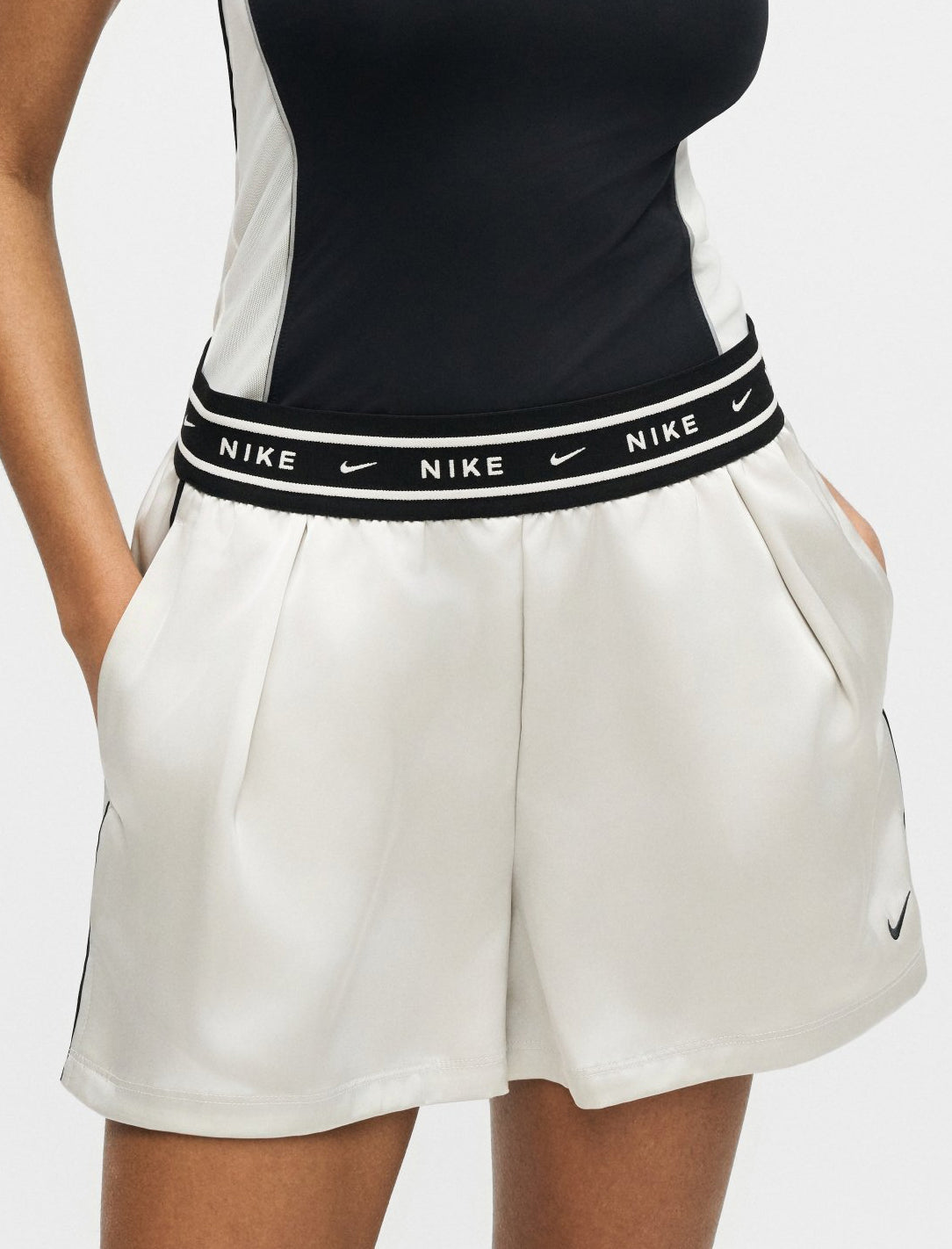 Shorts ampi satin Nike Sportswear IH1328-072 donna colore Light Bone/(Black)