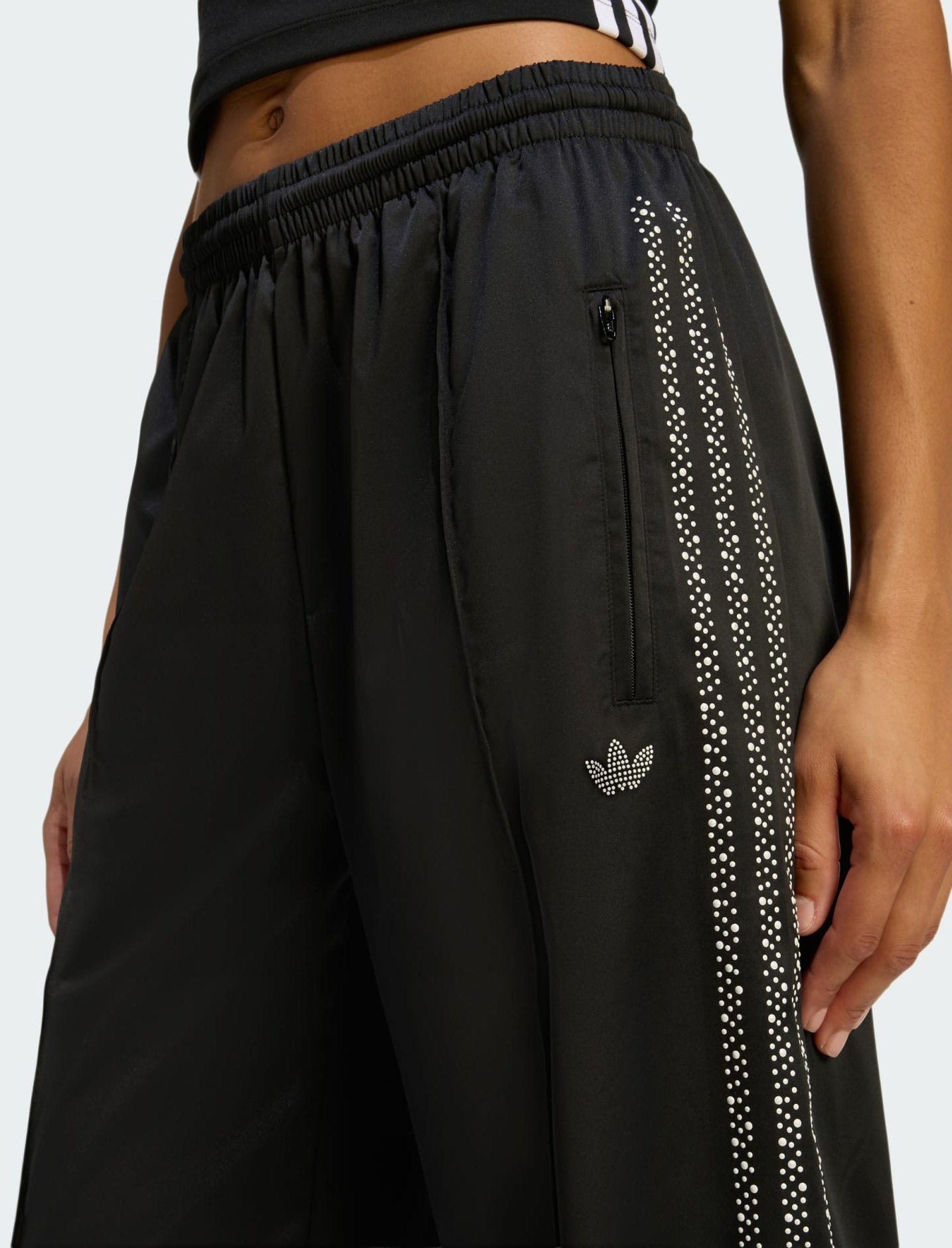 Dettaglio perle decorative e materiale satin pantaloni Adidas Pearl Firebird KC7863