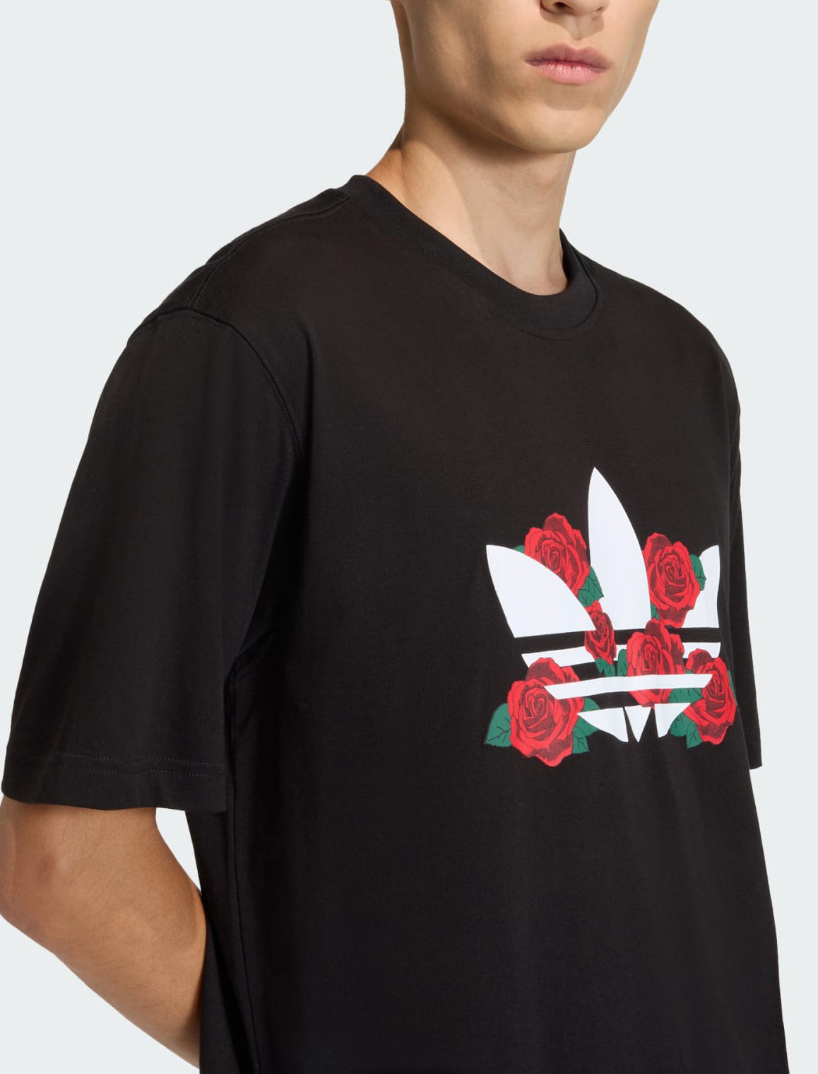 Adidas T-shirt Trifoglio Series Roses KS7621 – vista semi-laterale con dettaglio grafica Trifoglio con rose e manica corta