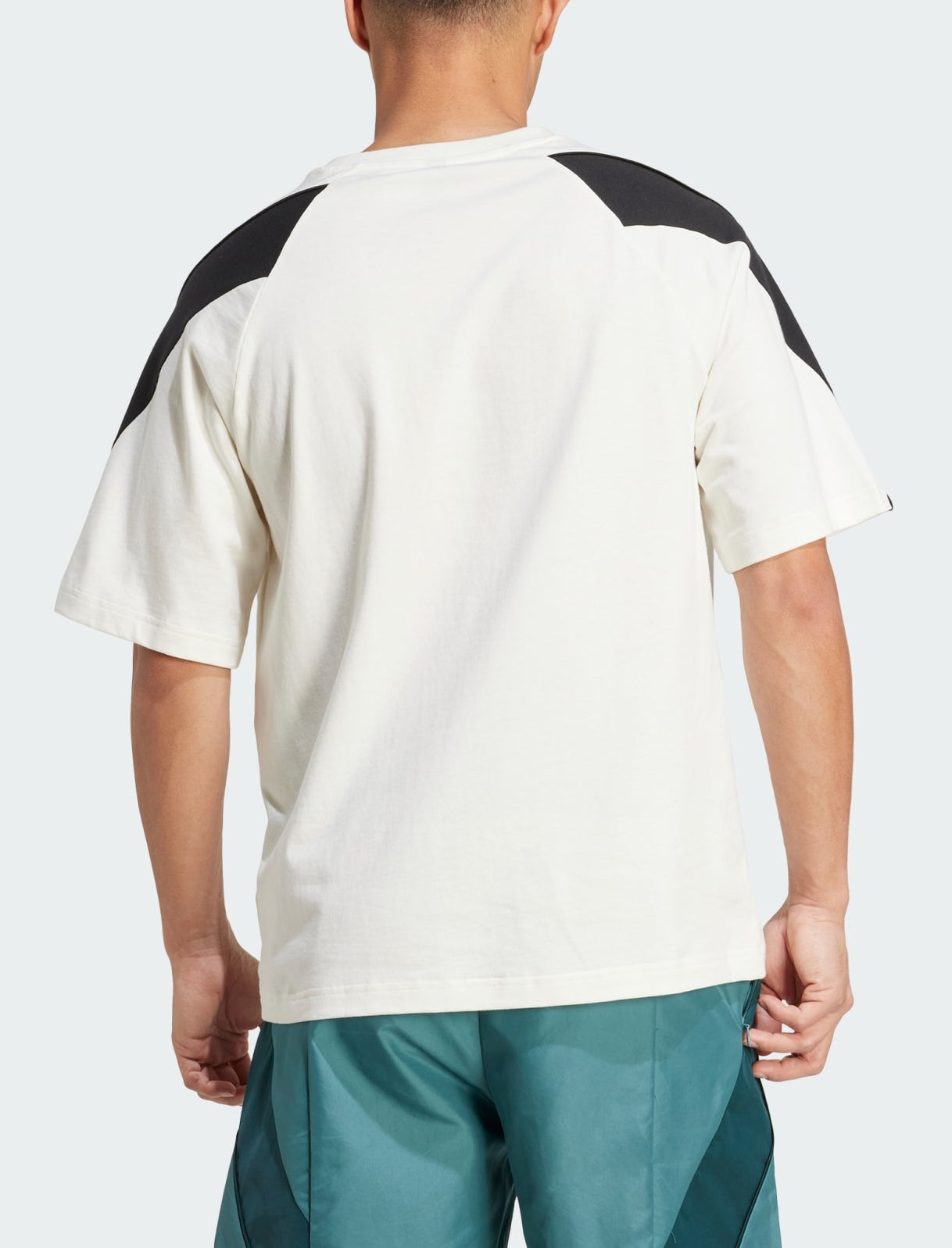Vista posteriore t-shirt Adidas Stadium JX5640 Off White uomo