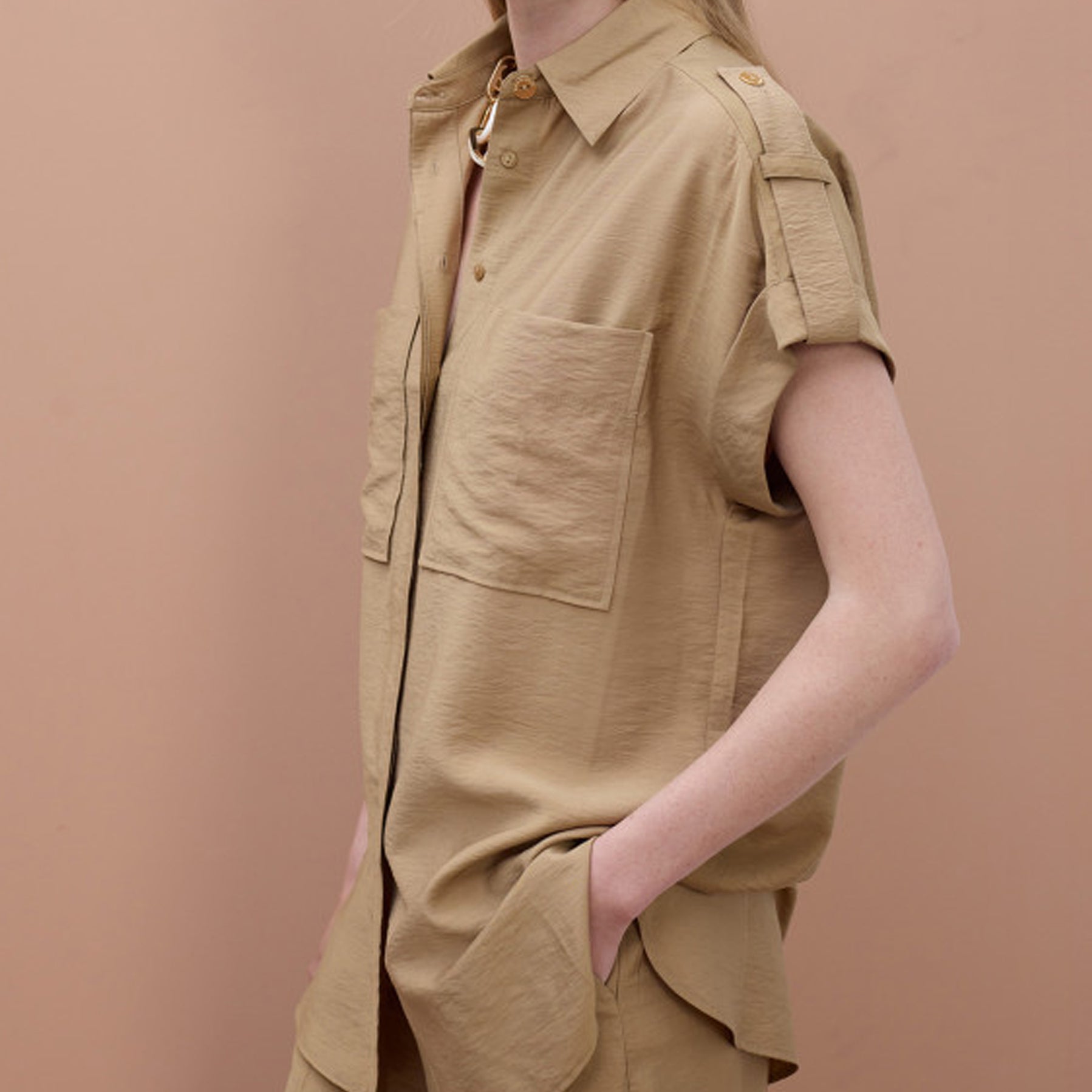 Camicia senza maniche con tasche Lola Casademunt MS2615036 Camel