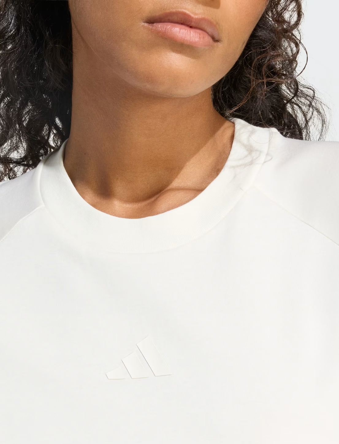 Adidas Soft Lux Tee KC9818 – dettaglio colletto a girocollo