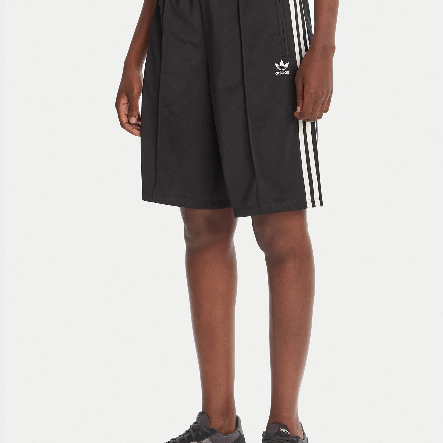 Shorts Adidas Adicolor Firebird Loose Fit JD0286 neri donna vista frontale