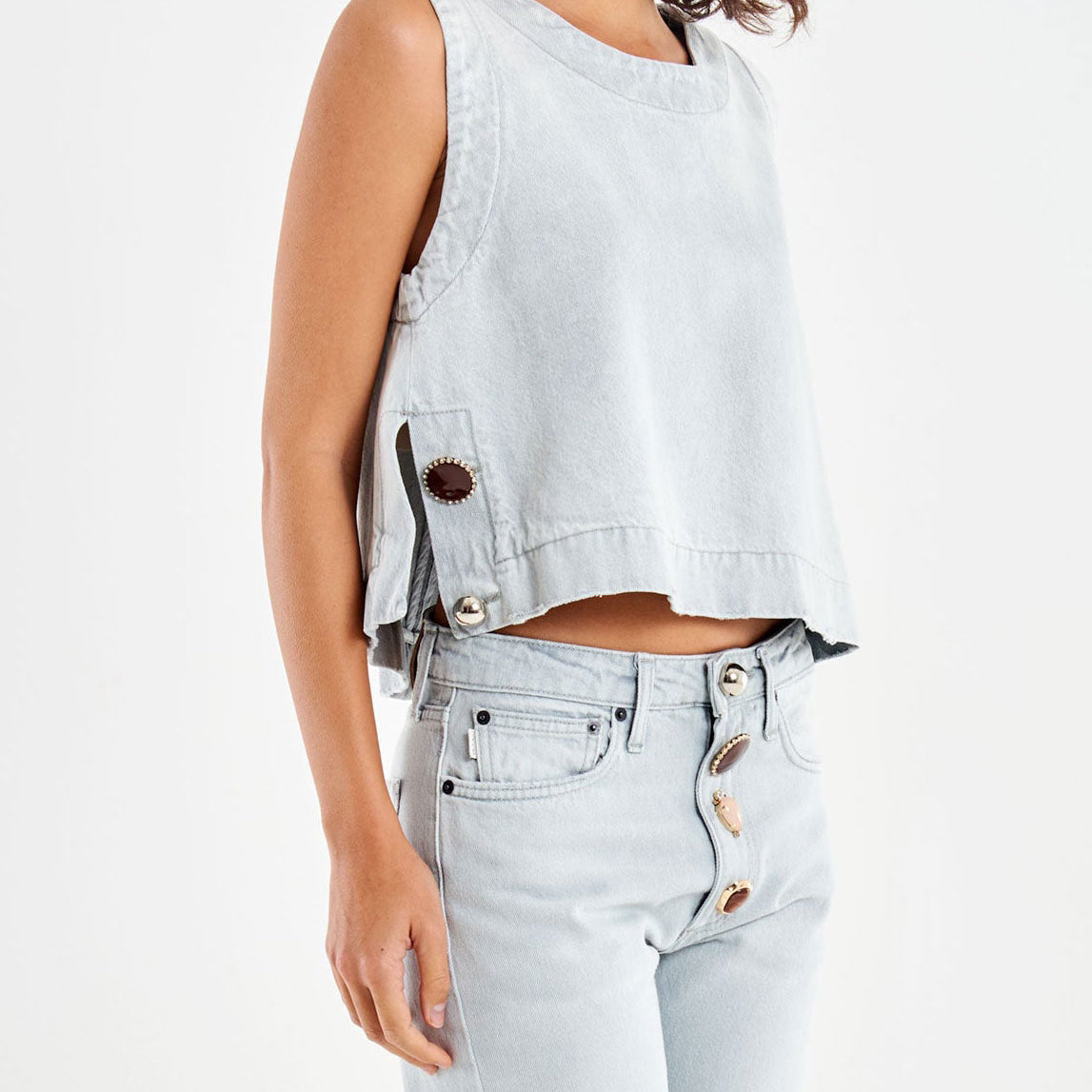 Top denim grigio Vicolo DAB5111 – vista frontale con bottoni gioiello e spacchi laterali