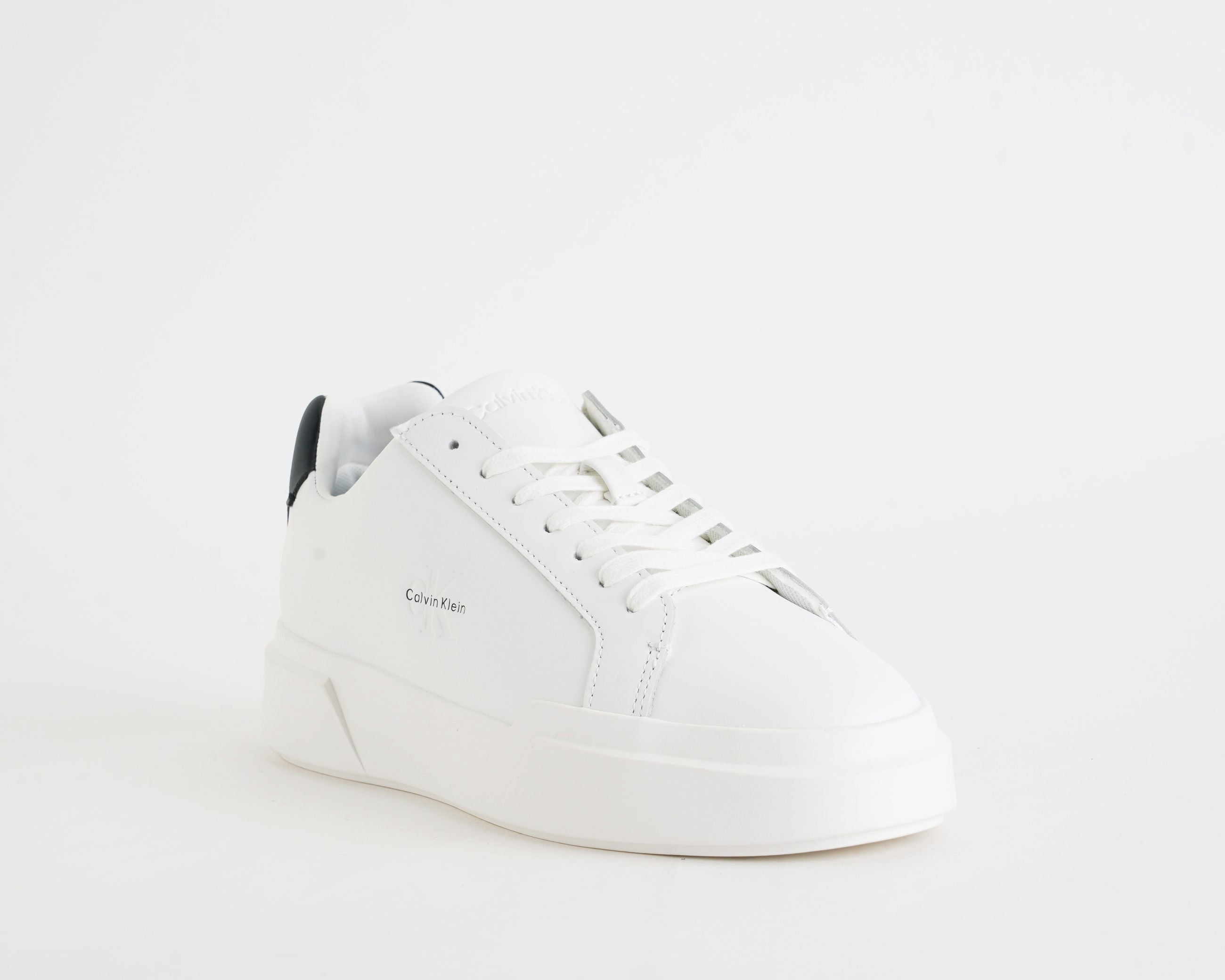 Sneakers uomo Calvin Klein Chunky Cupsole YM0YM01344 bianco/nero – vista semi-laterale, dettaglio tomaia e allacciatura