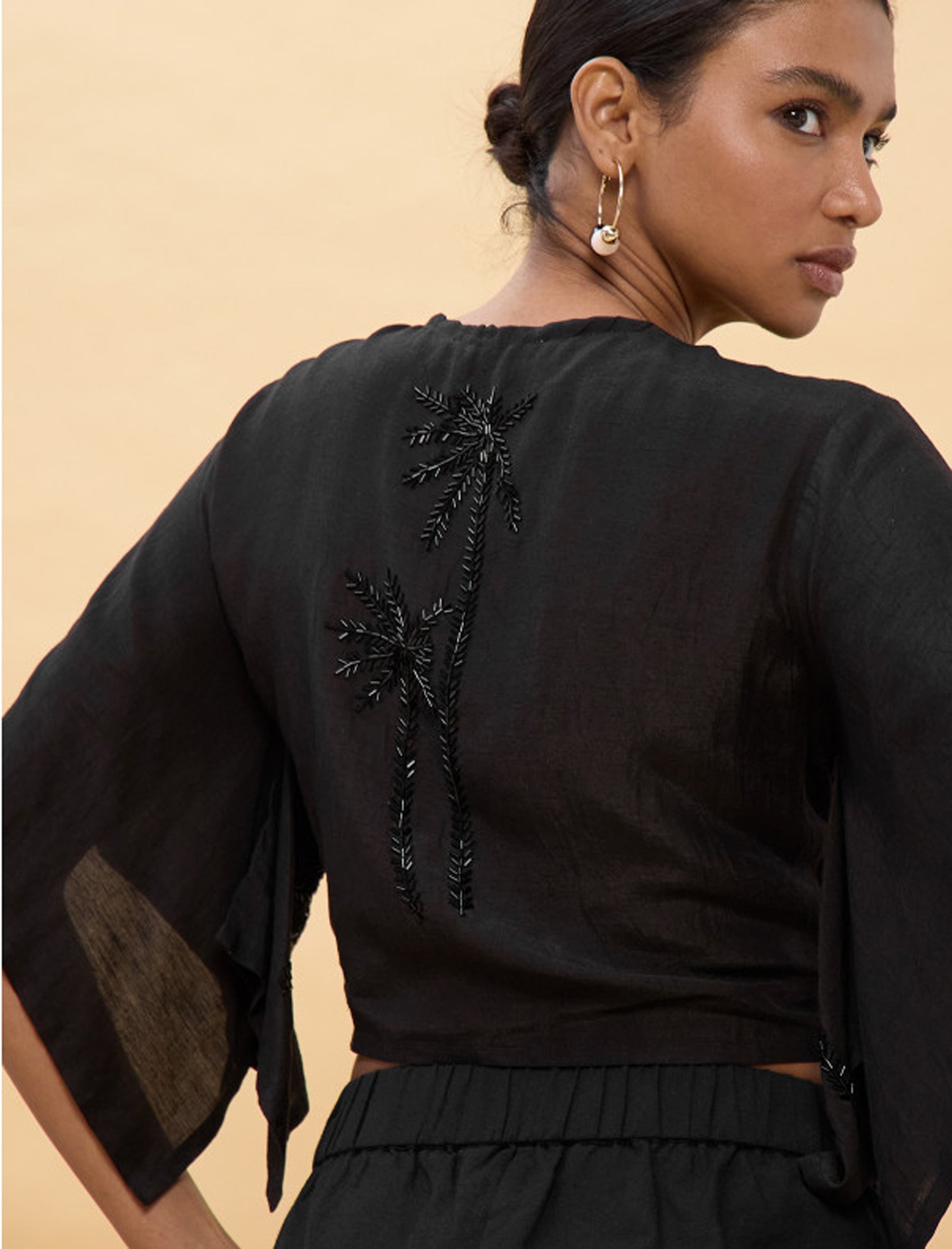 Camicia annodata con dettagli tono su tono Lola Casademunt LS2615009