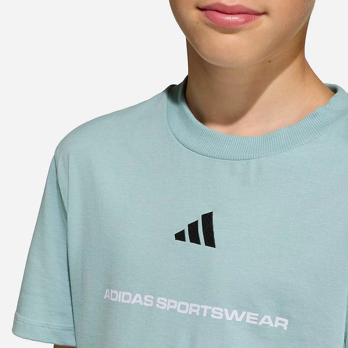 Adidas T-shirt Slogan KG5190 – dettaglio ravvicinato stampa slogan sul petto