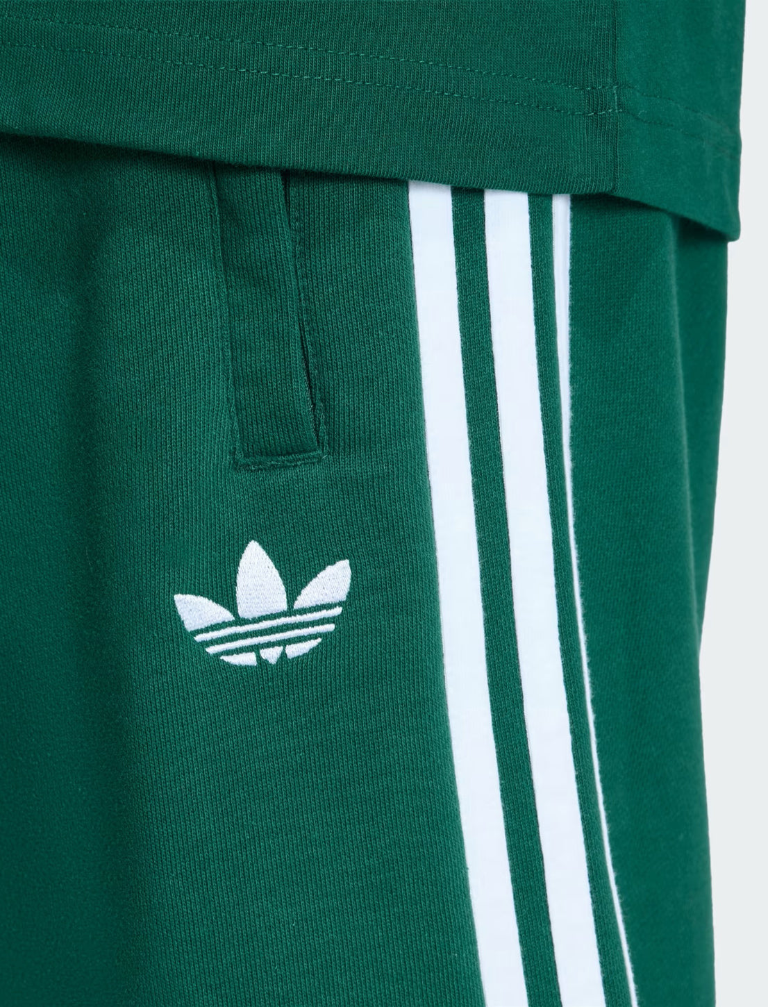 Adidas Shorts 3-Stripes KE3563 – dettaglio laterale con tasca e 3 strisce iconiche adidas