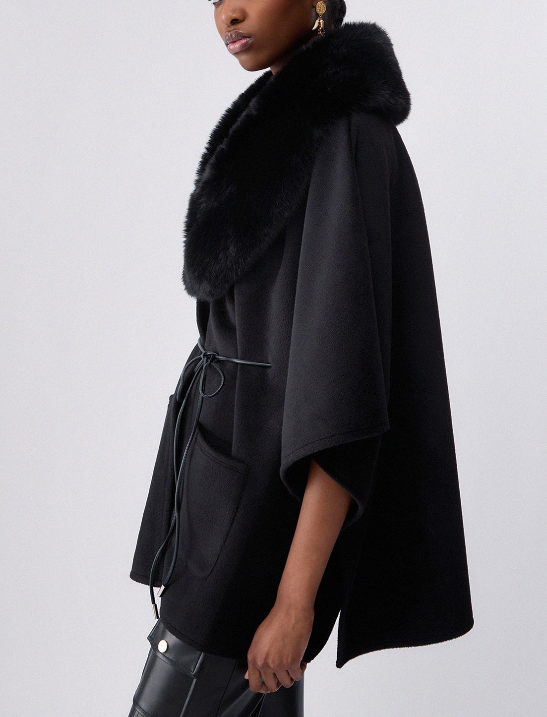 Poncho in montone sintetico Liu Jo 2F6045 T0300 Nero