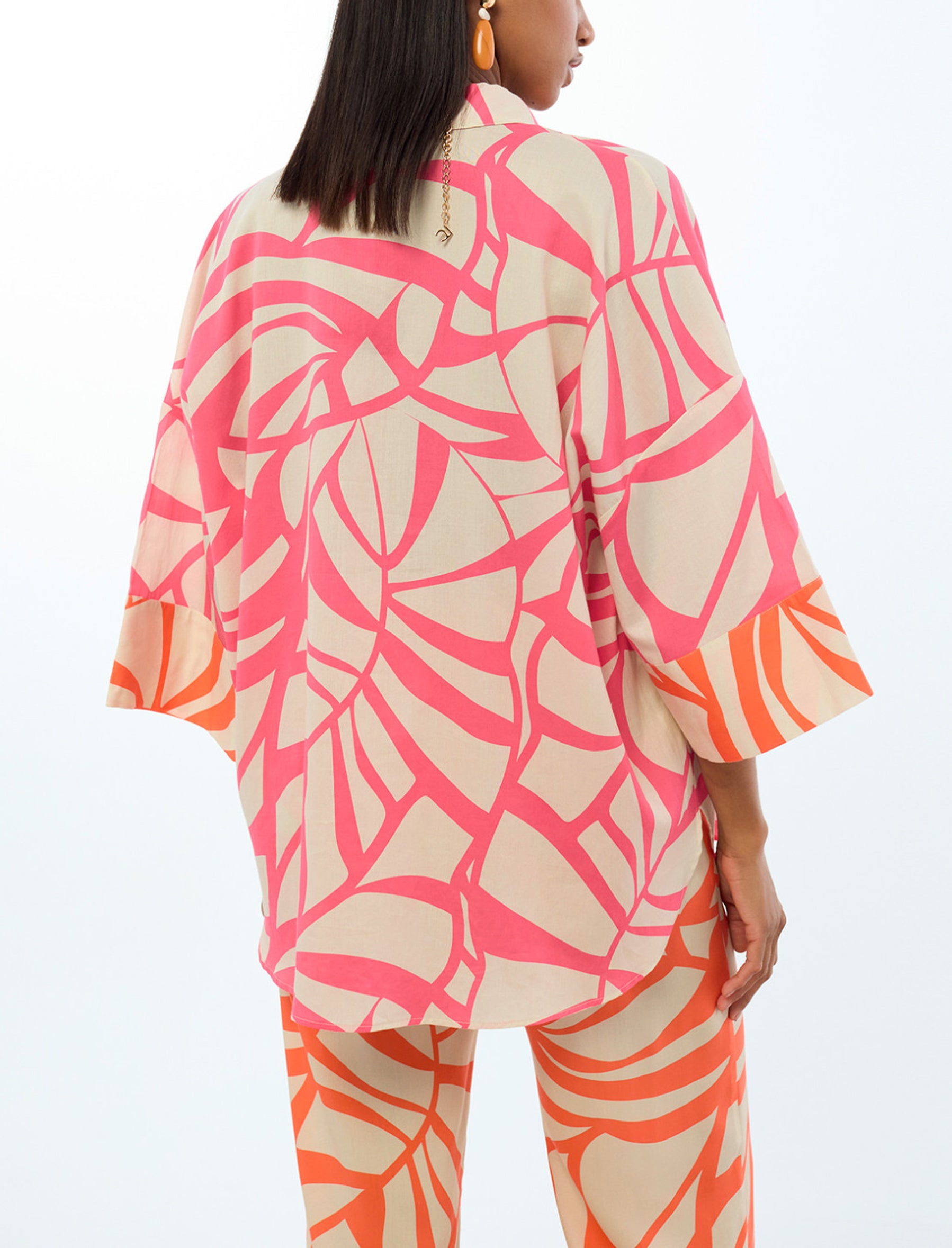 "Camicia a maniche corte con stampa a foglie Lola Casademunt LS2615098 colore Crudo-Rosa, maniche scese, tessuto leggero estivo – Donna"