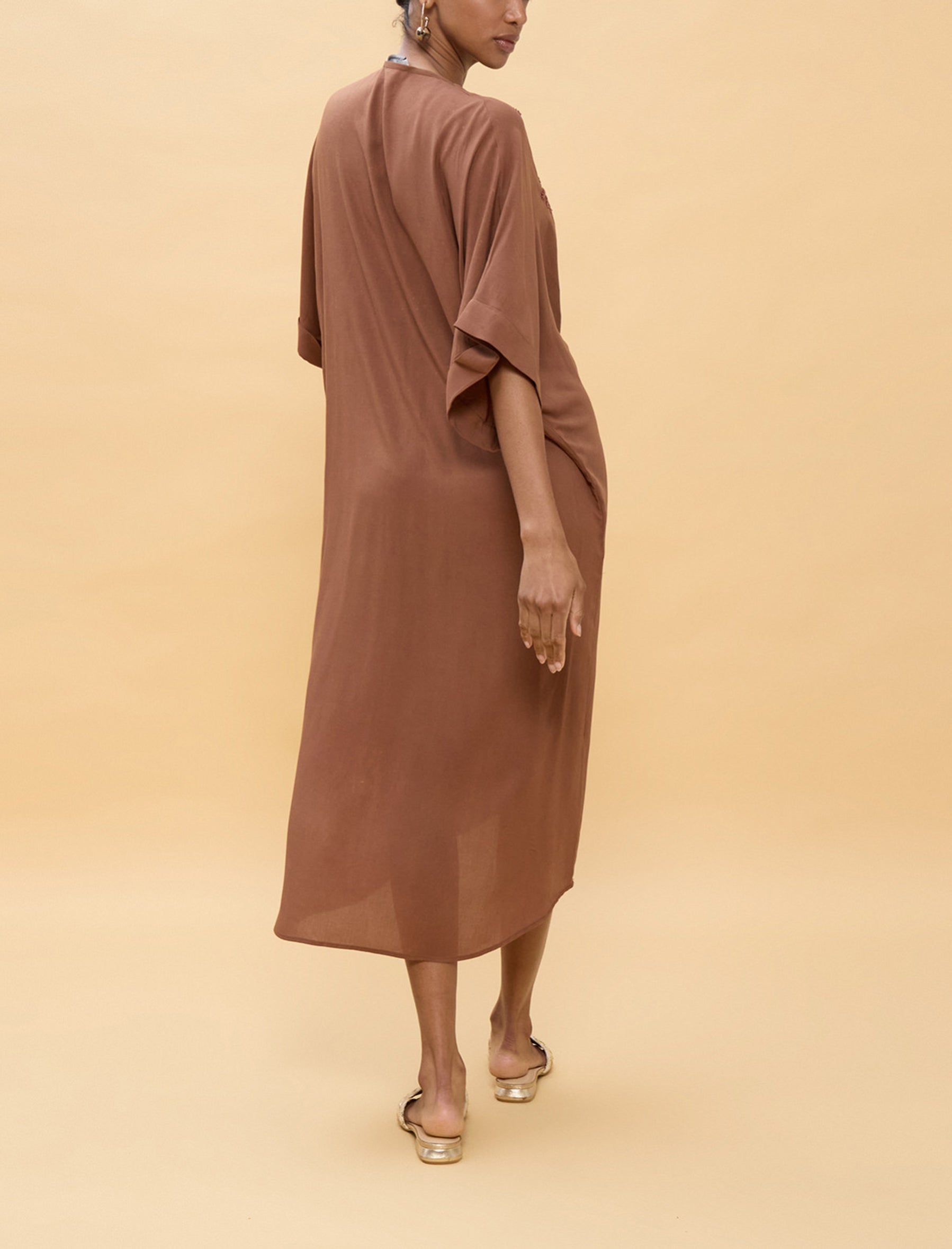 "Abito midi annodato Lola Casademunt LS2616010 colore Brown, nodo frontale, scollatura ricamata, maniche ampie, lino leggero stile bohémien – Donna"