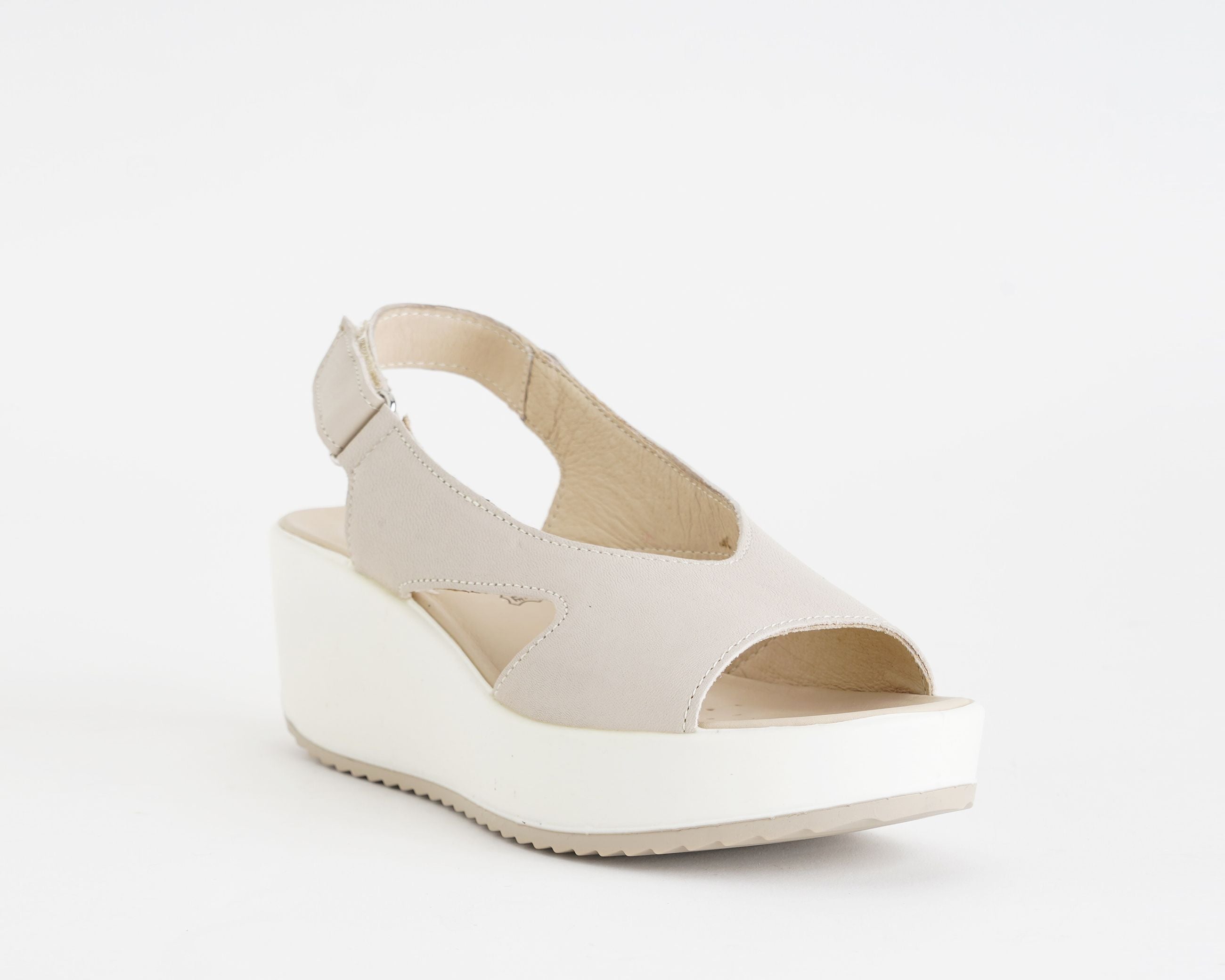 Sandalo con zeppa IGI&CO 1161733 panna da donna, tomaia in pelle e cinturino con strappo, zeppa 55 mm