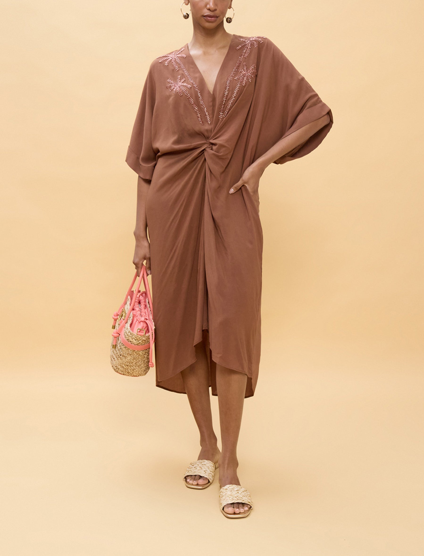 "Abito midi annodato Lola Casademunt LS2616010 colore Brown, nodo frontale, scollatura ricamata, maniche ampie, lino leggero stile bohémien – Donna"