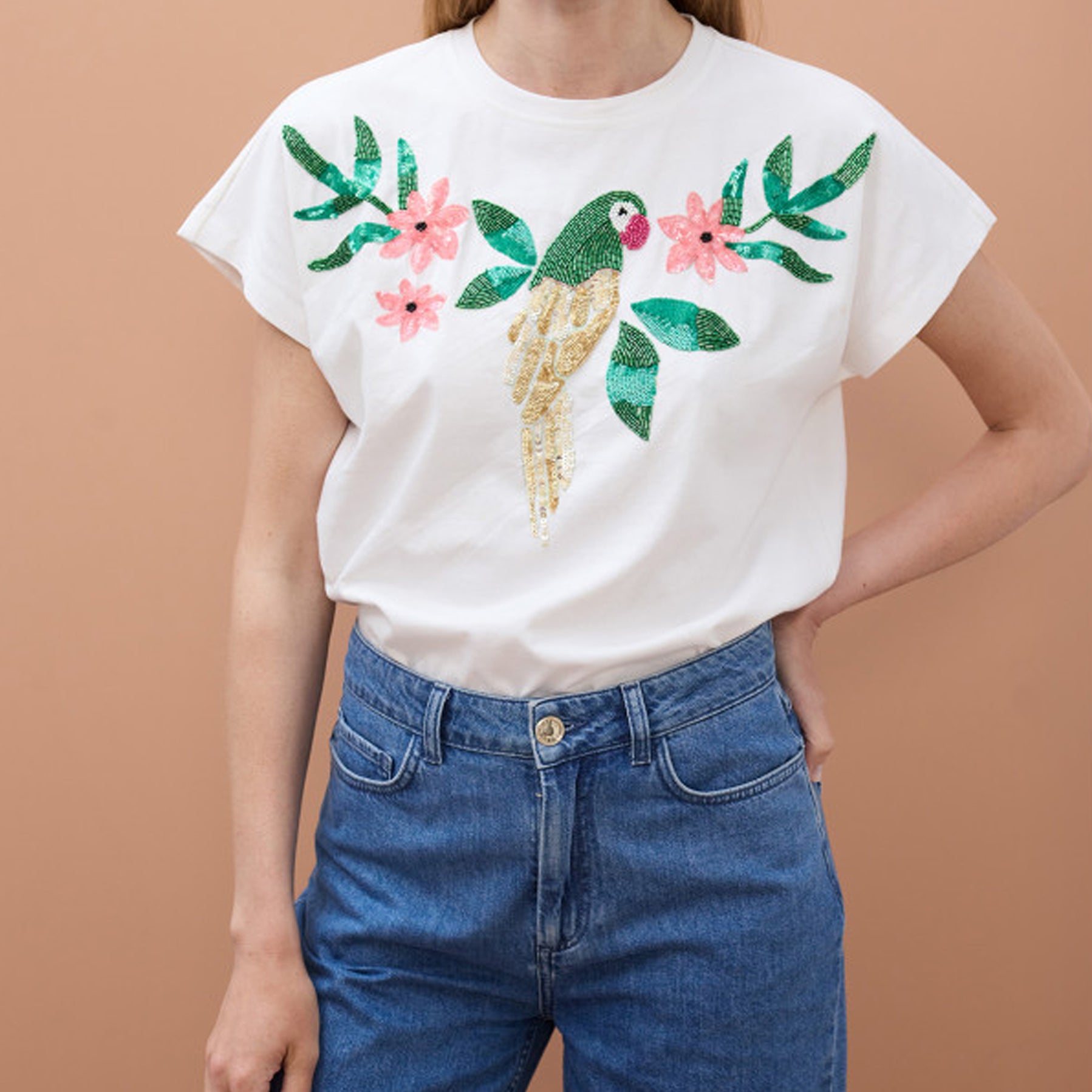 T-Shirt pappagallo con strass Lola Casademunt MS2615004 Bianco