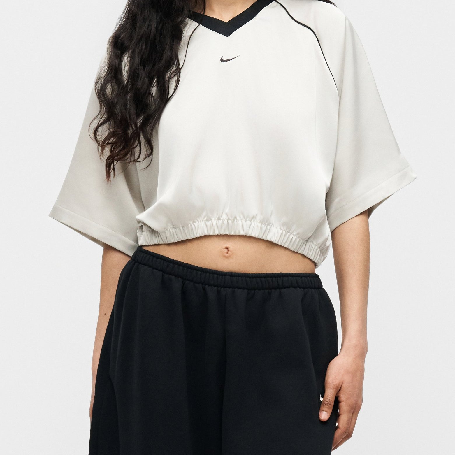 Top oversize satin Nike Sportswear IH1330-072 donna colore Light Bone/(Black)