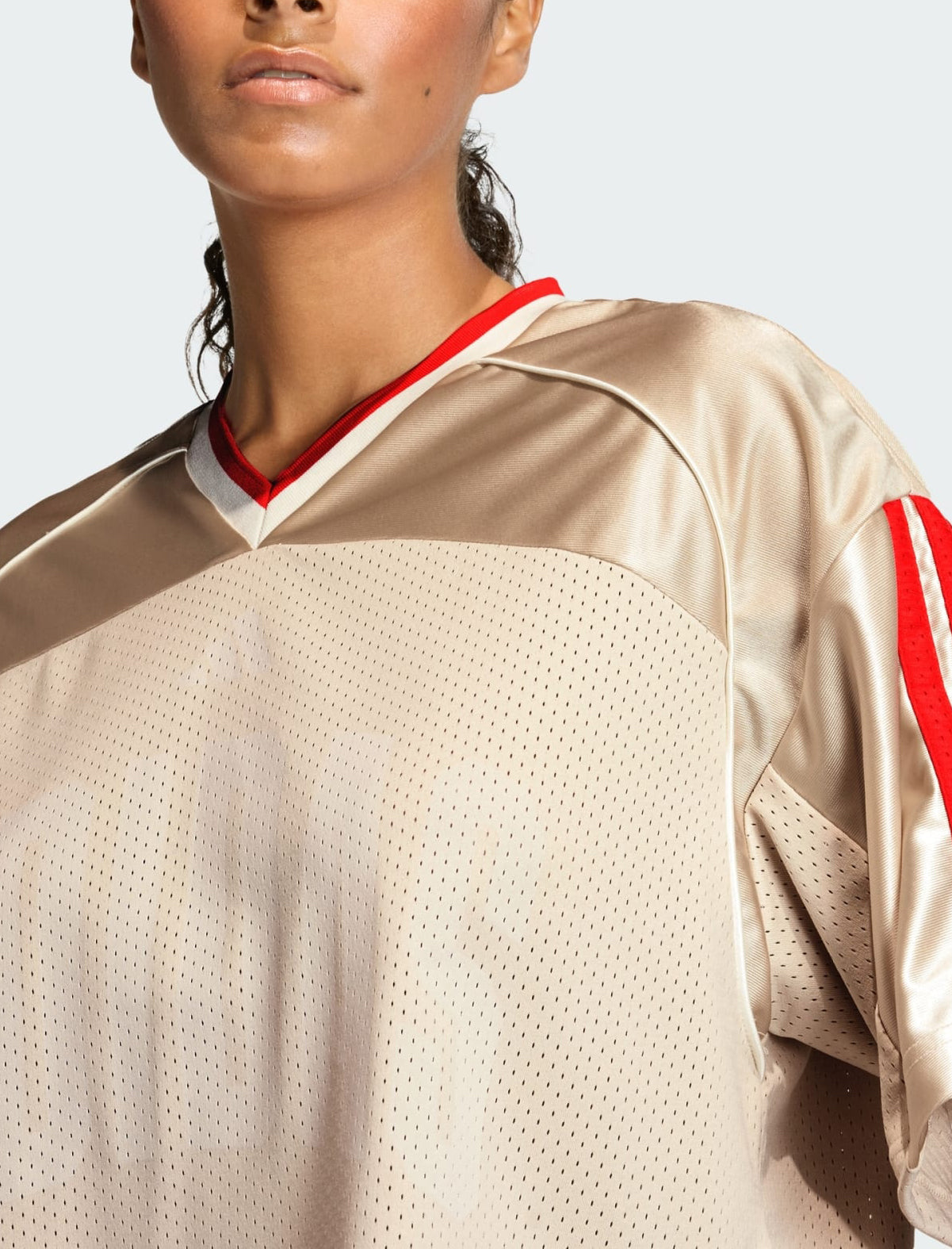 Adidas T-Shirt Stadium JZ1073 – dettaglio ravvicinato mesh, profilo in raso e stampa Sportswear