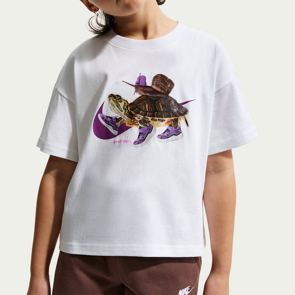 T-Shirt Nike Sportswear Boxy Turtle Graphic II0884-100 White Unisex bambino