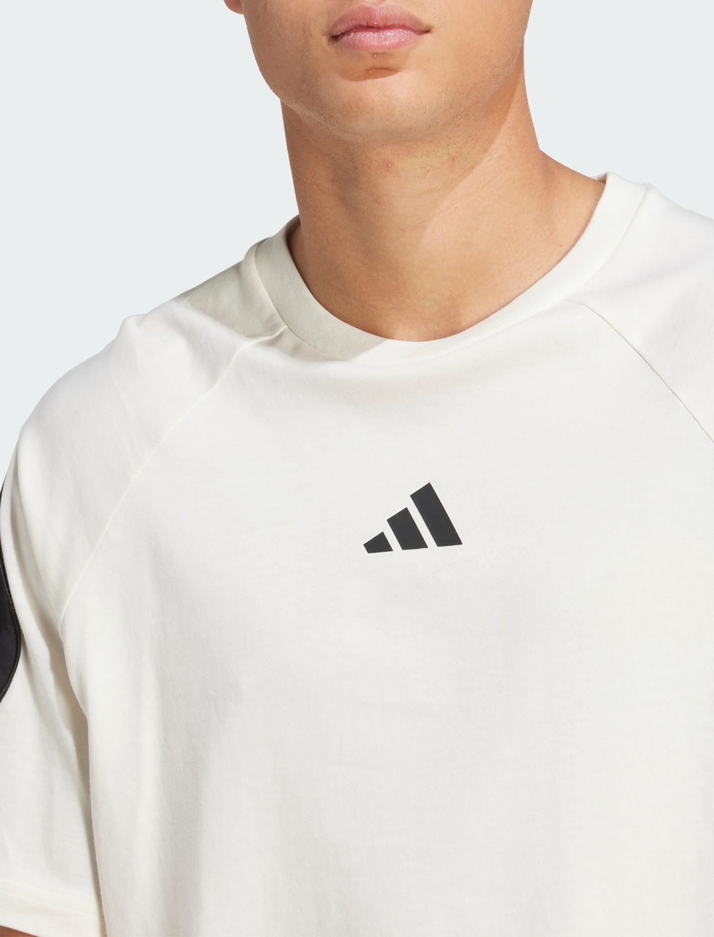 Dettaglio logo 3 Barre t-shirt Adidas Stadium JX5640