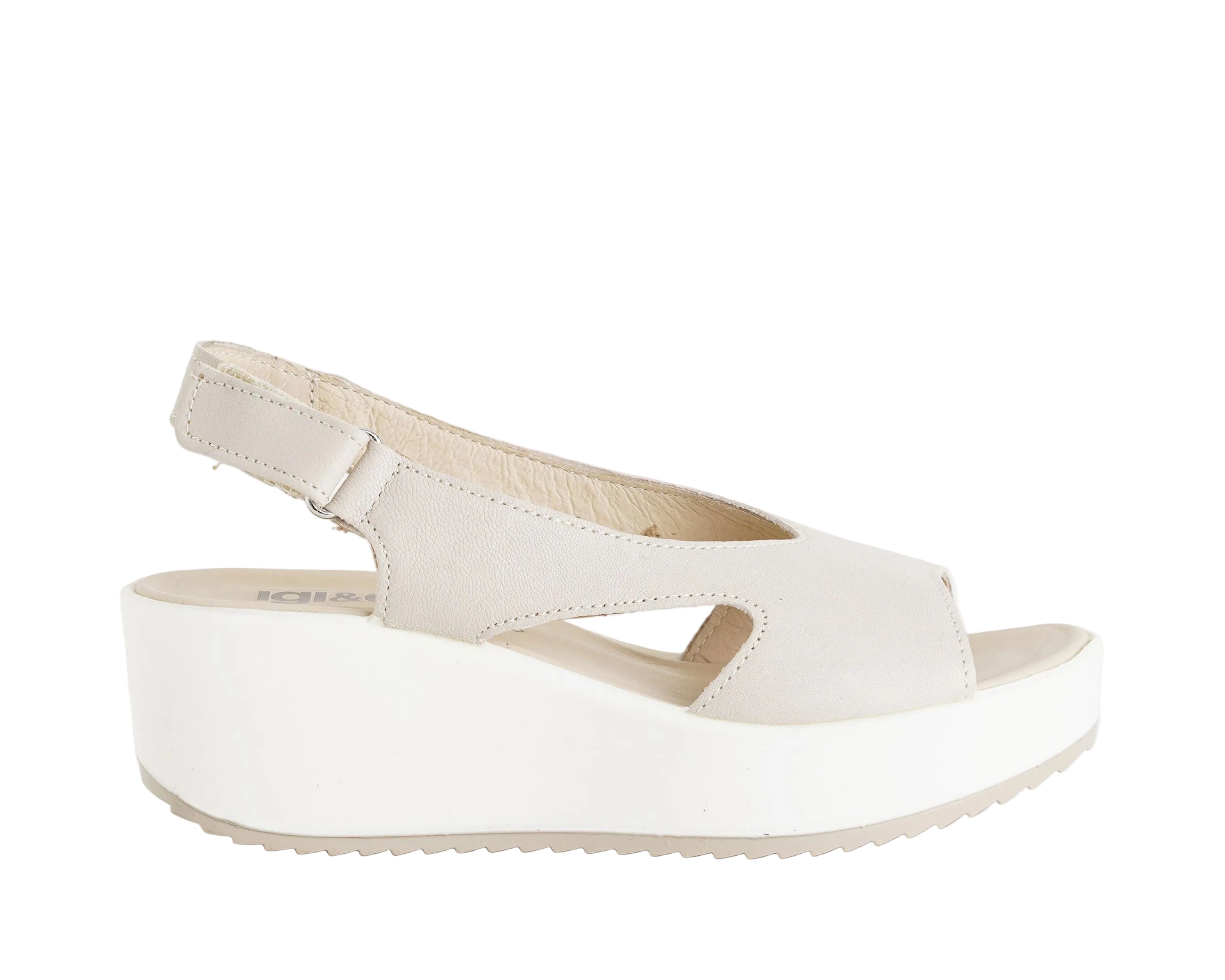 Sandalo con zeppa IGI&CO 1161733 panna da donna, tomaia in pelle e cinturino con strappo, zeppa 55 mm