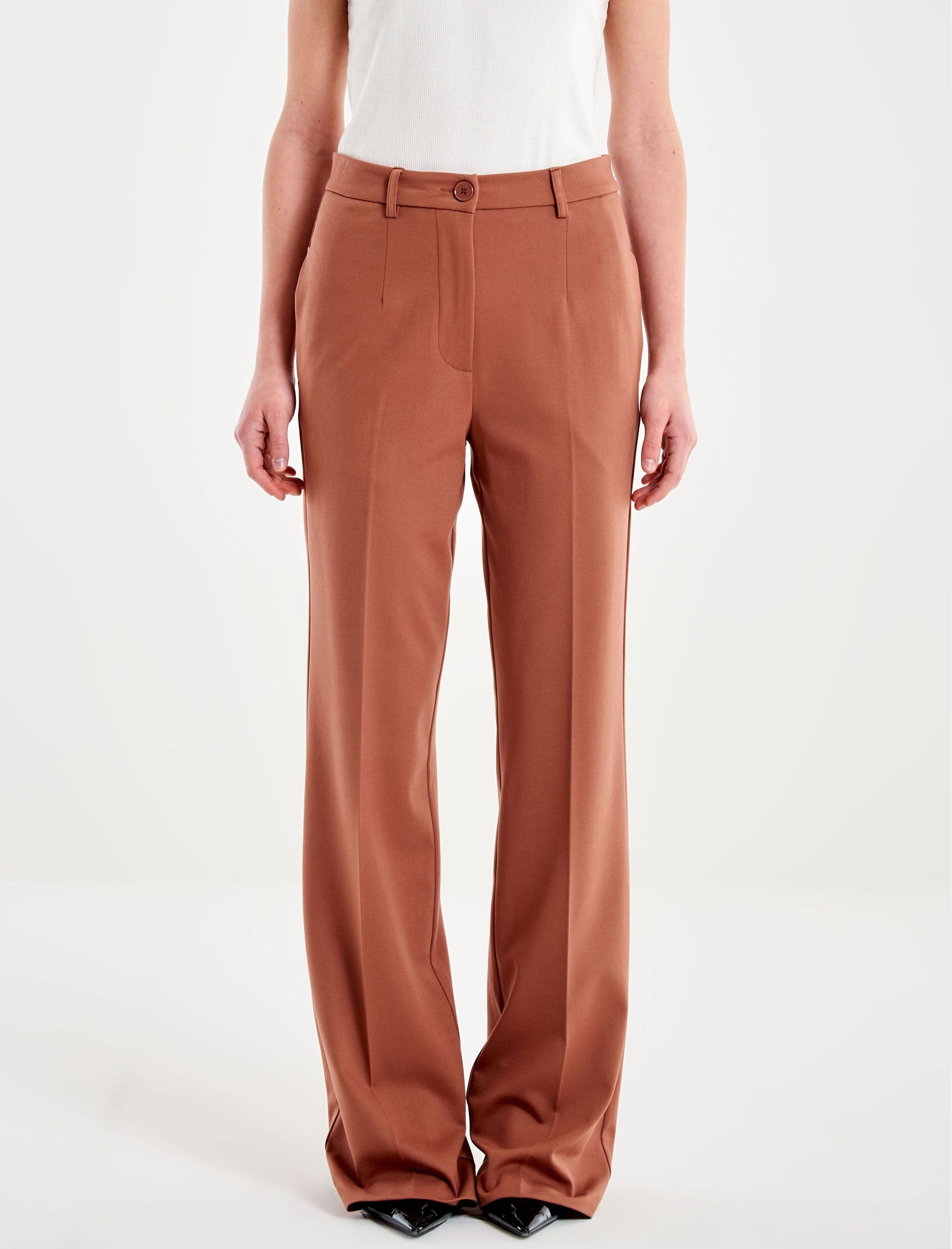 Pantalone a zampa bruciato Vicolo TAB0233 – vista frontale con piega e chiusura bottone