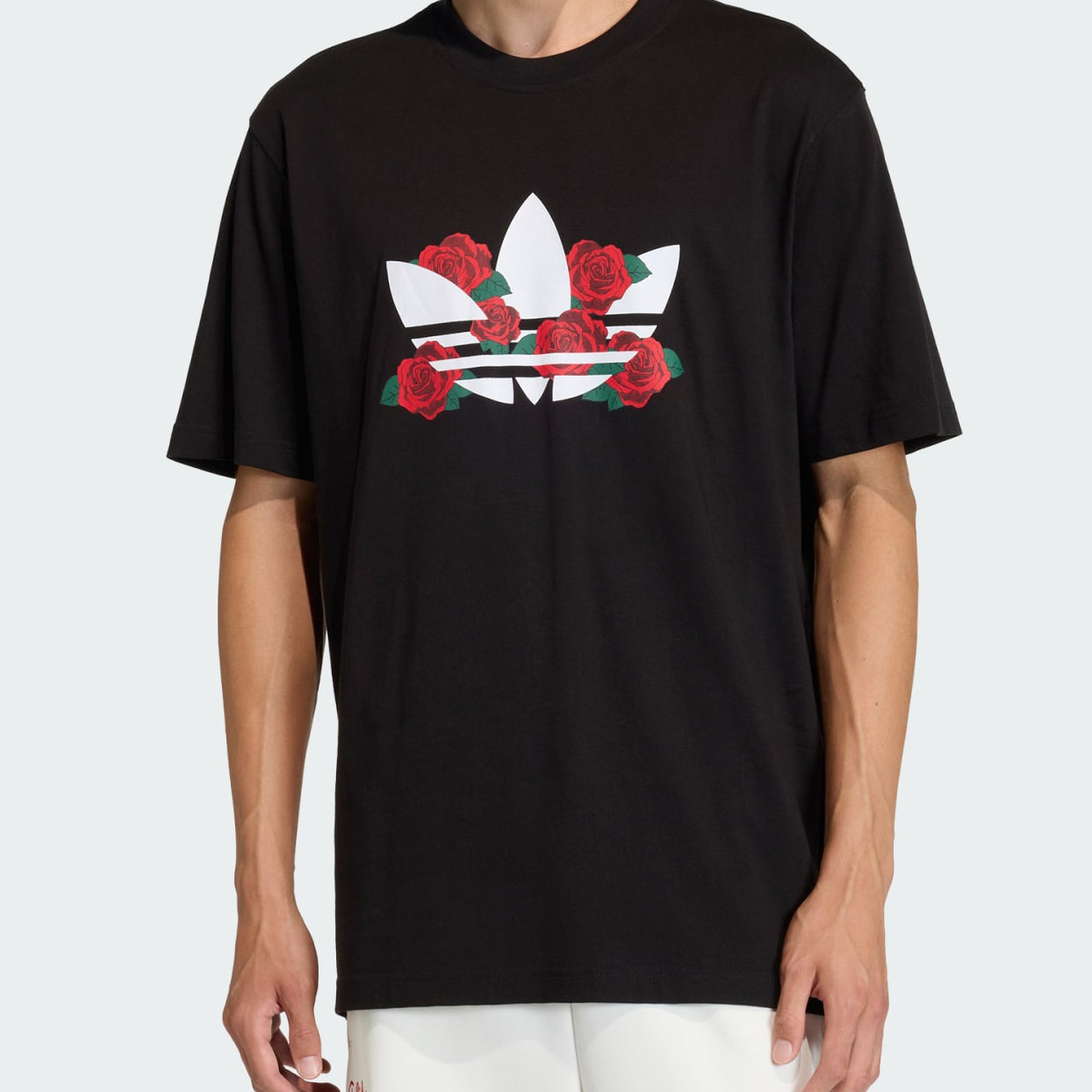 Adidas T-shirt Trifoglio Series Roses KS7621 Nero – t-shirt uomo indossata, vista frontale