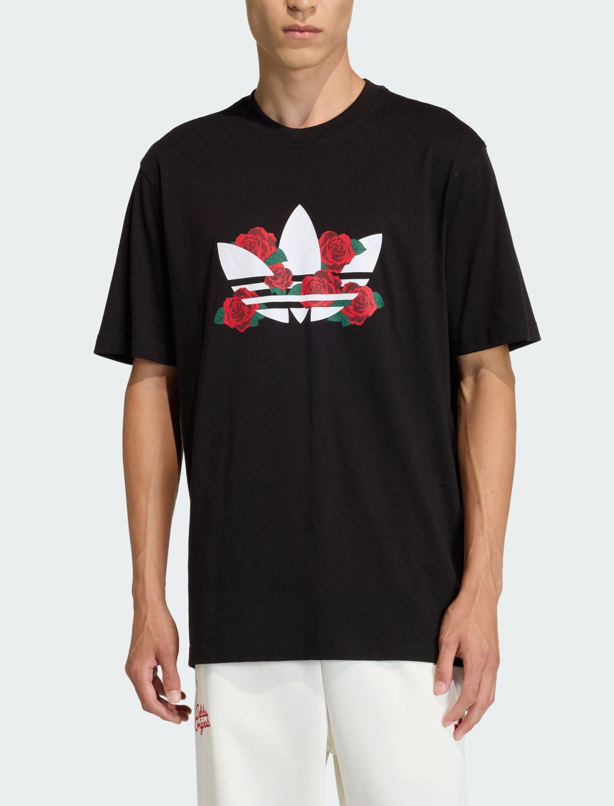 Adidas T-shirt Trifoglio Series Roses KS7621 Nero – t-shirt uomo indossata, vista frontale
