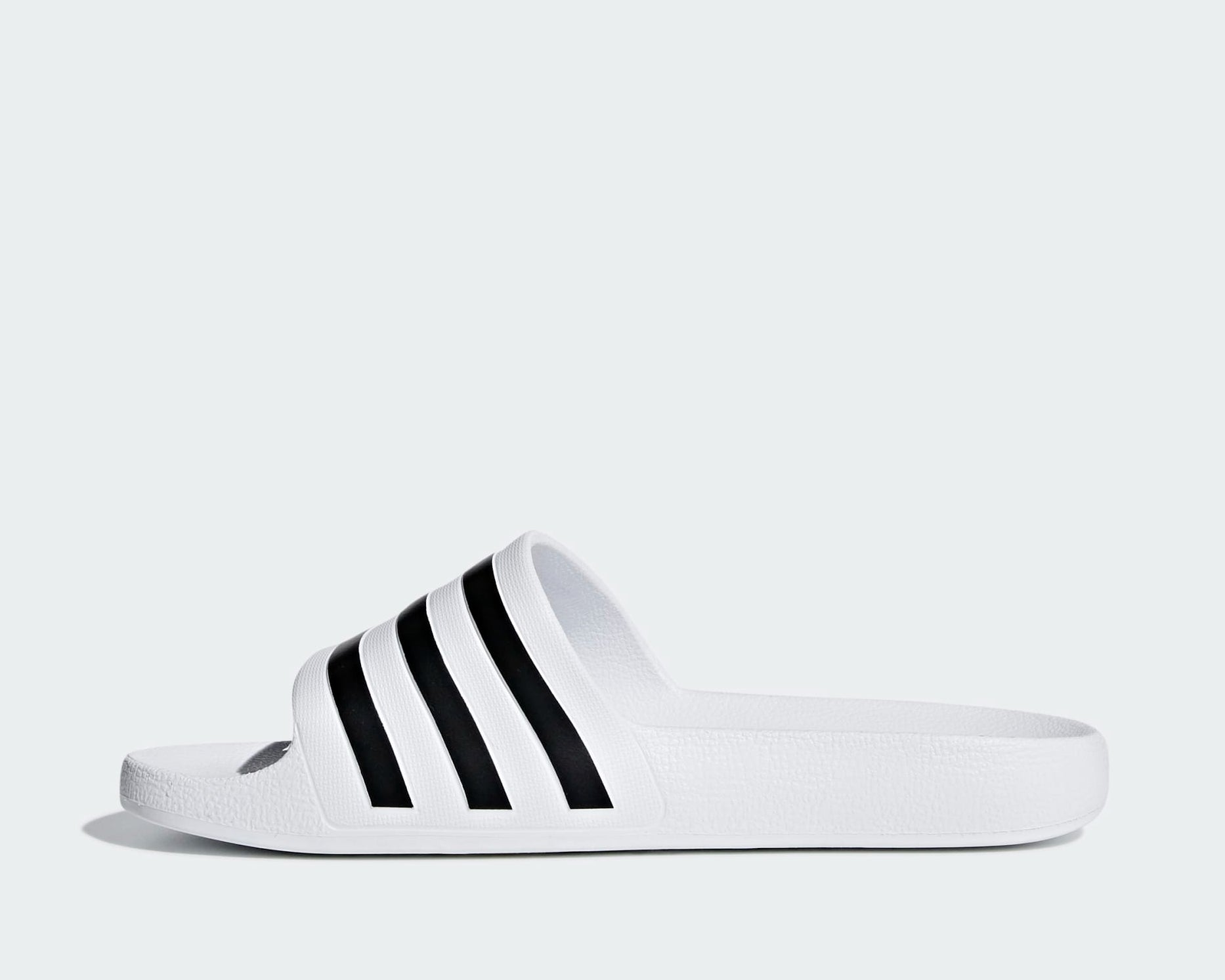 Dettaglio fascia Adidas Adilette Aqua F35539 con 3 strisce