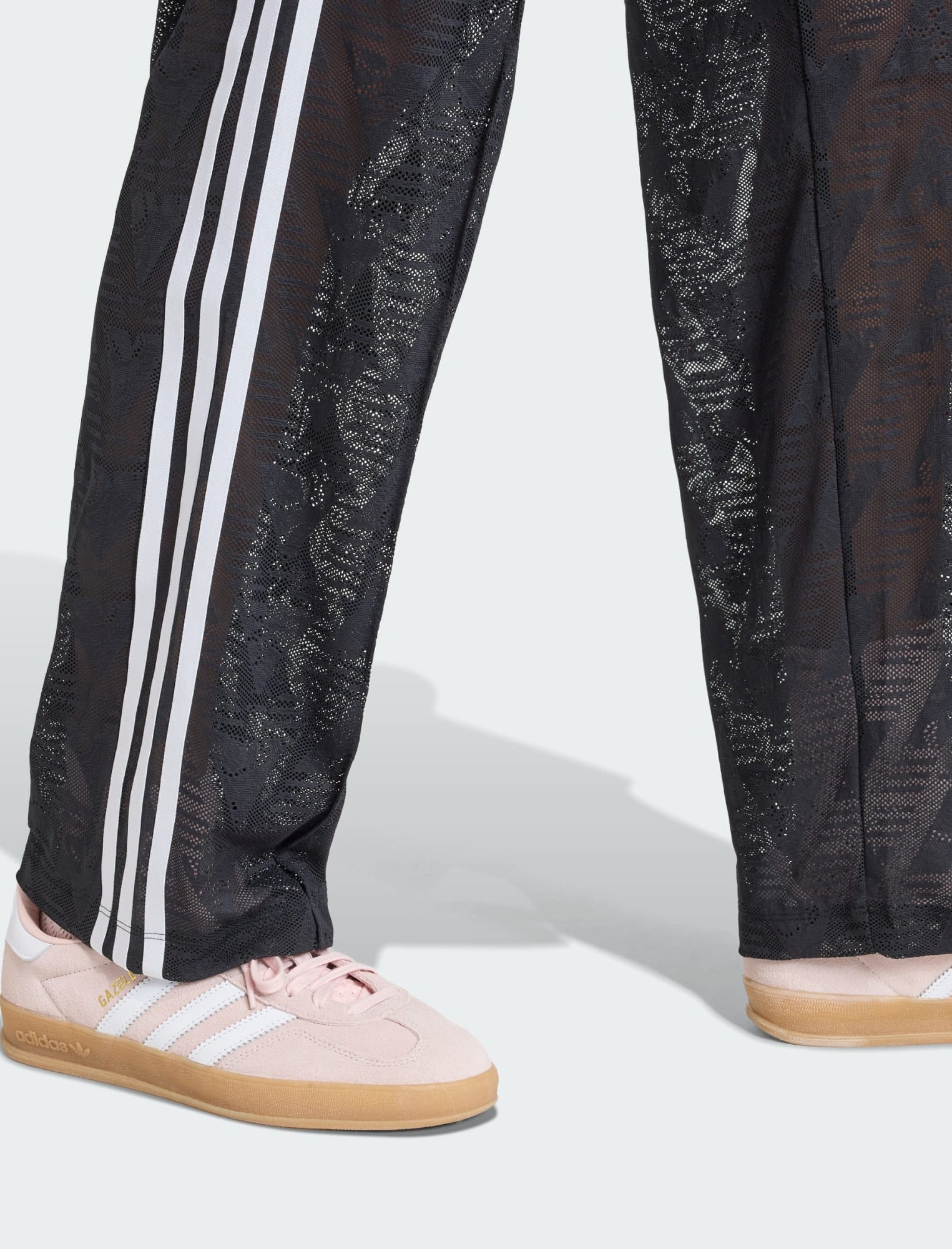 Dettaglio pizzo pantaloni Adidas Classic Lace Firebird KD0346