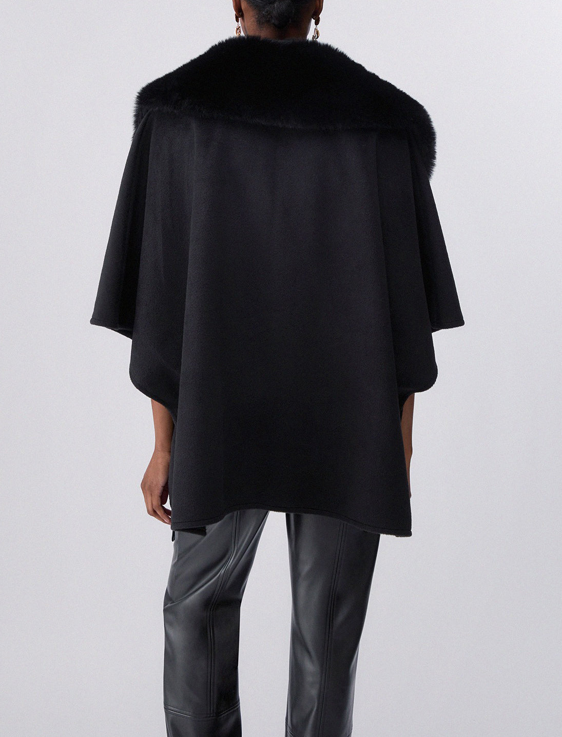 Poncho in montone sintetico Liu Jo 2F6045 T0300 Nero
