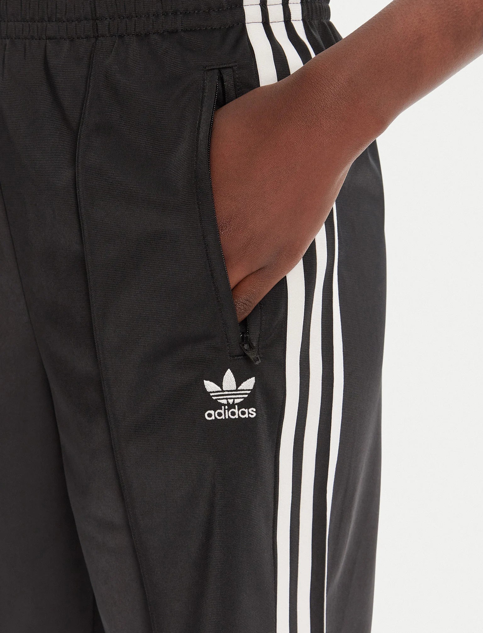 Vista laterale shorts Adidas Adicolor Firebird JD0286 neri donna