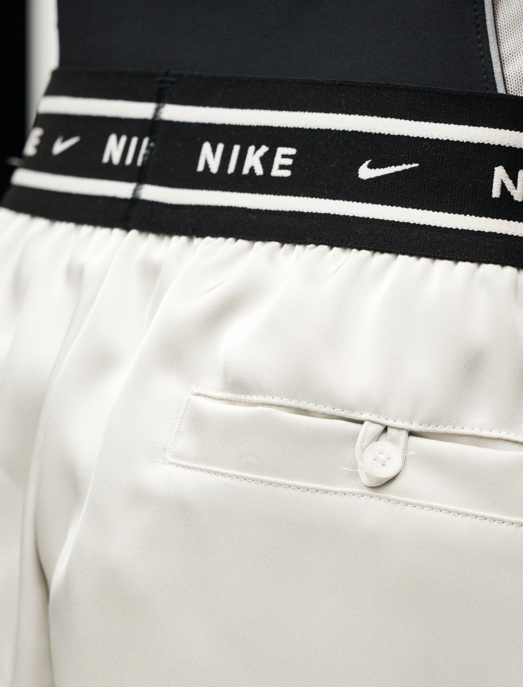 Shorts ampi satin Nike Sportswear IH1328-072 donna colore Light Bone/(Black)