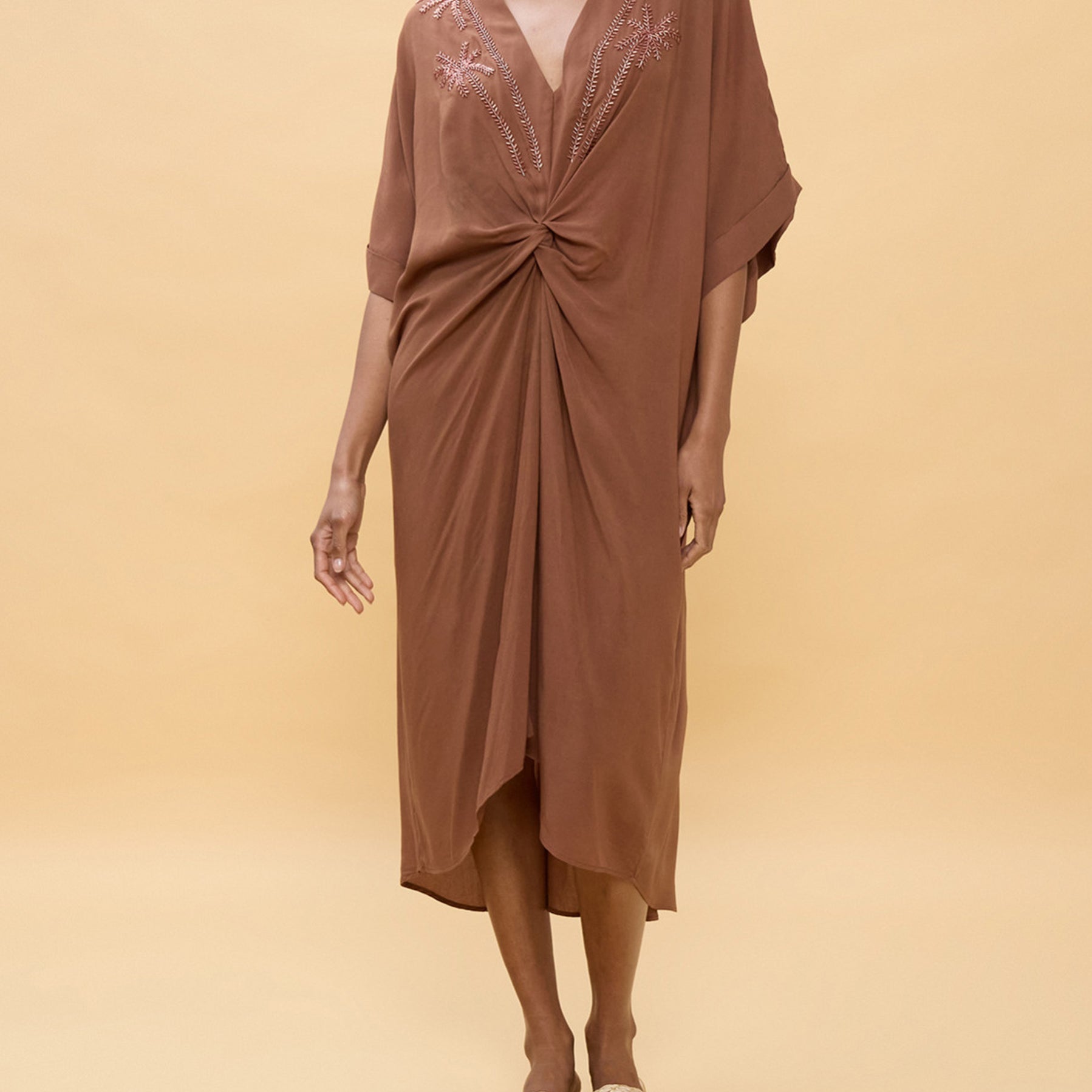 "Abito midi annodato Lola Casademunt LS2616010 colore Brown, nodo frontale, scollatura ricamata, maniche ampie, lino leggero stile bohémien – Donna"