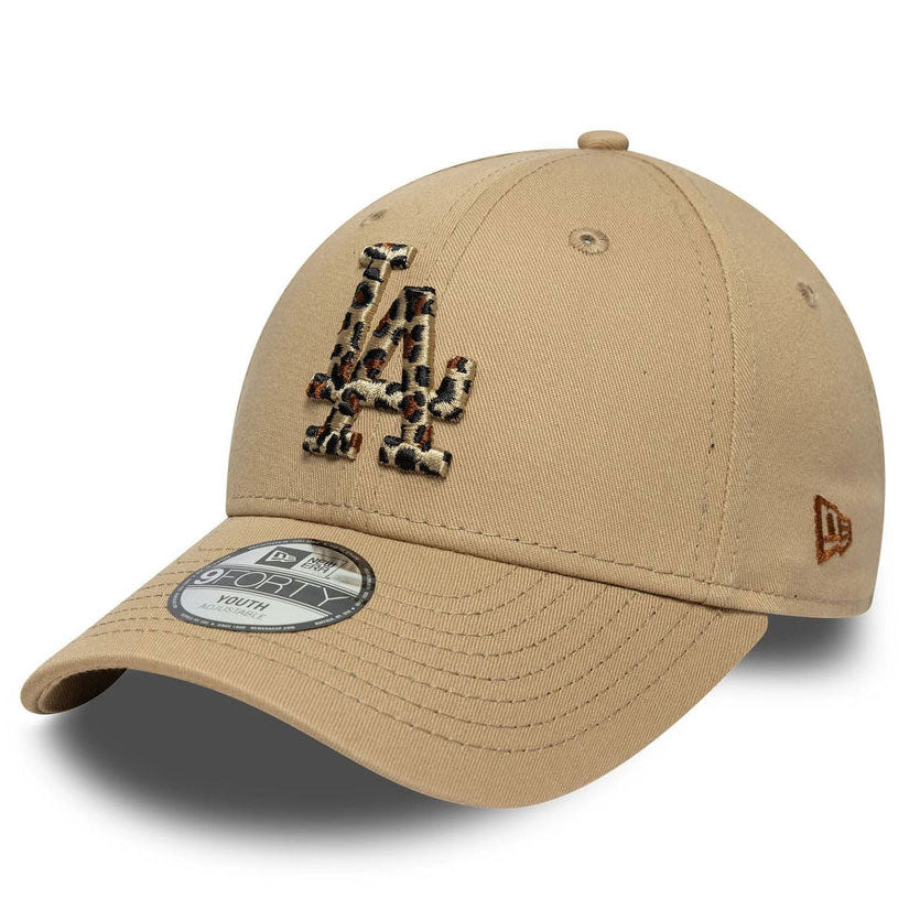 Cappellino New Era 9FORTY LA Dodgers MLB Animal Infill beige bambino – vista semi-laterale con New Era Flag ricamata