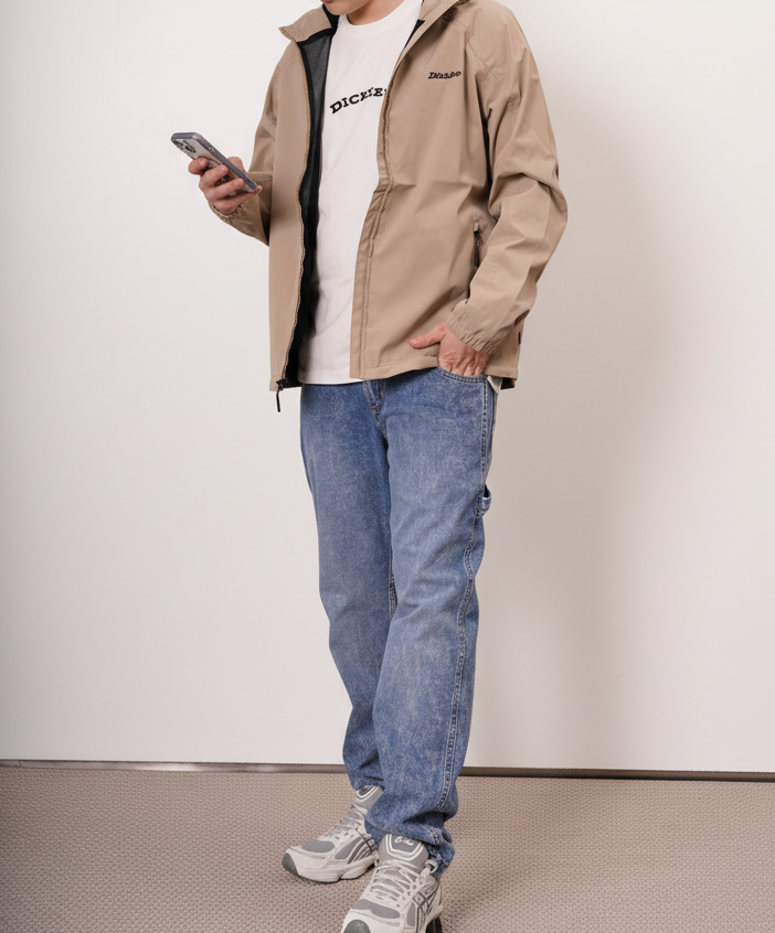 Ragazzo con giacca Dickies su sfondo bianco