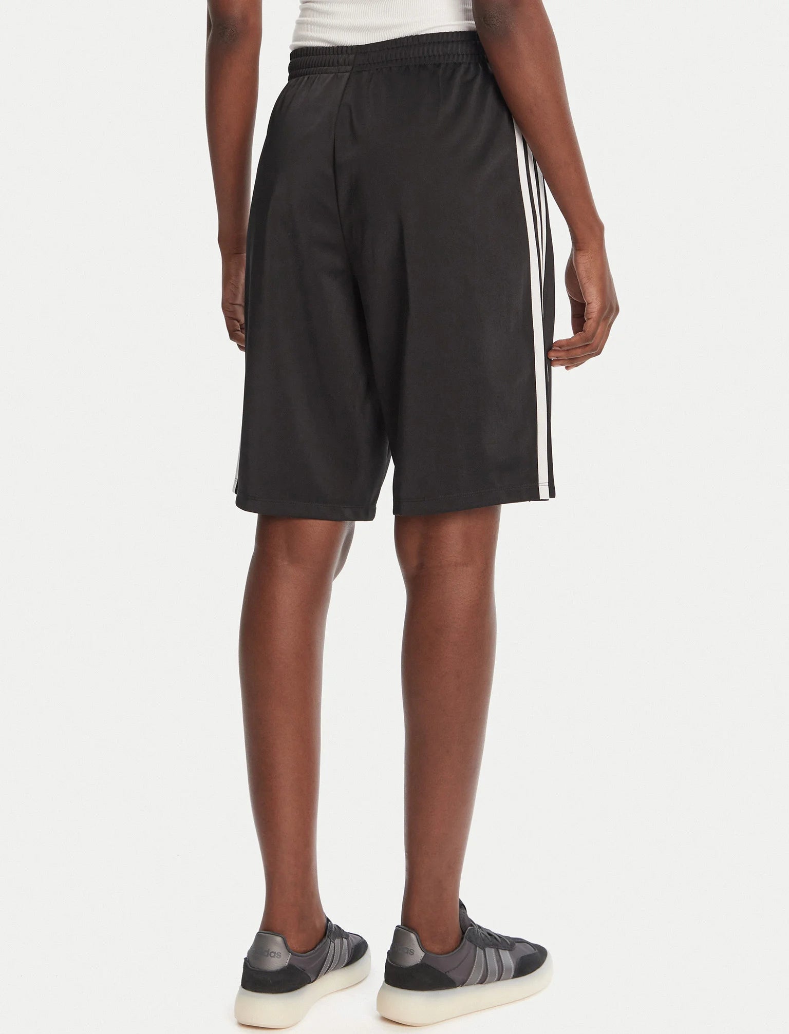 Vista posteriore shorts Adidas Adicolor Firebird JD0286 neri donna