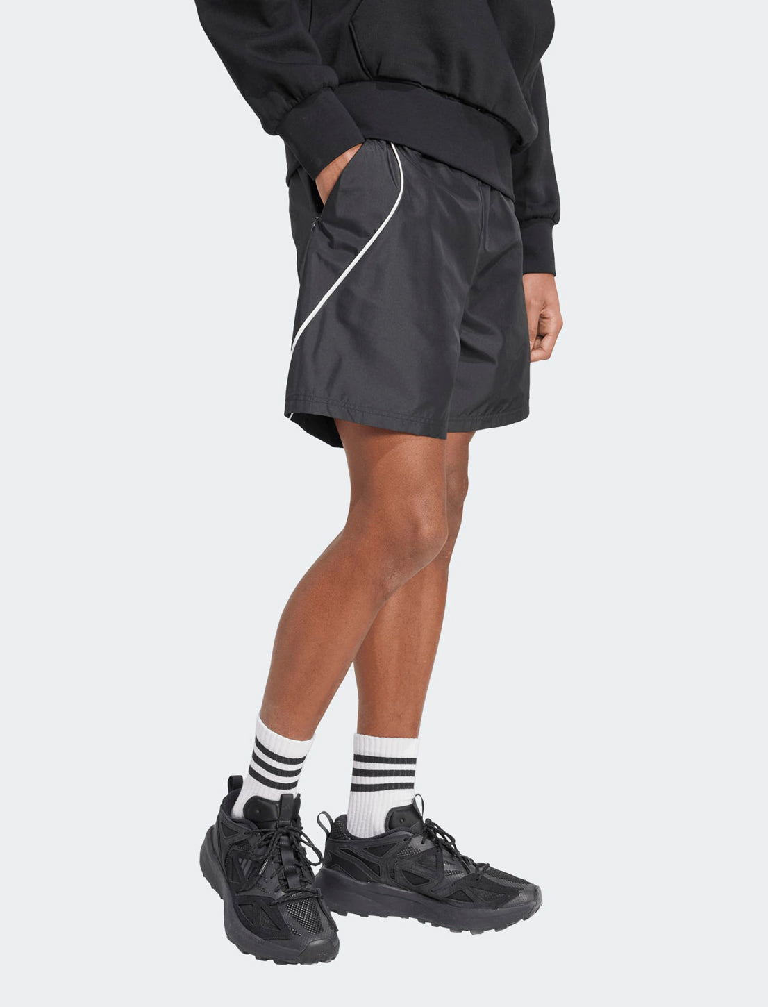 Dettaglio profilo in raso laterale shorts Adidas Stadium JN1823 neri uomo