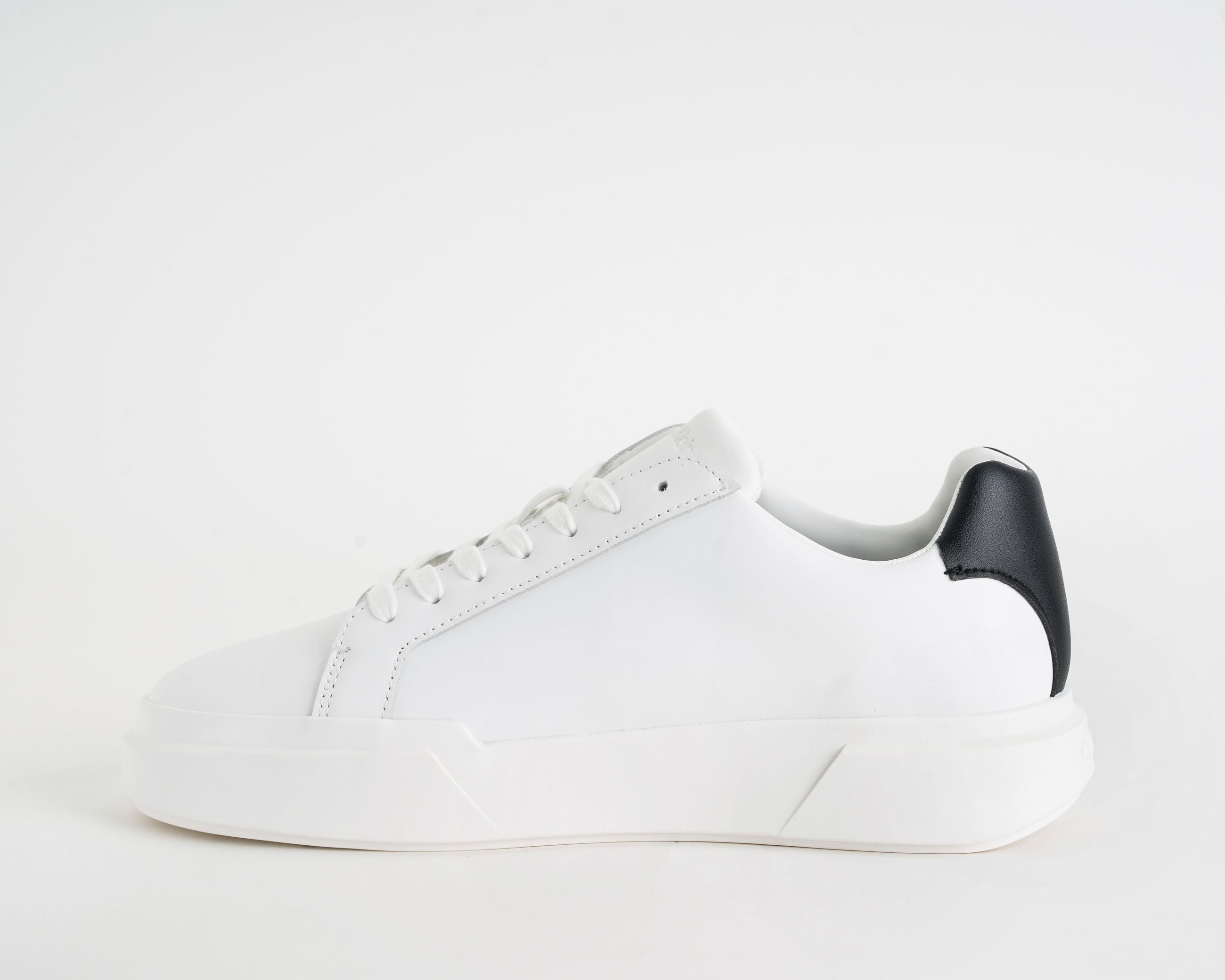 Vista laterale sneakers uomo Calvin Klein Chunky Cupsole YM0YM01344 bianco/nero – profilo completo