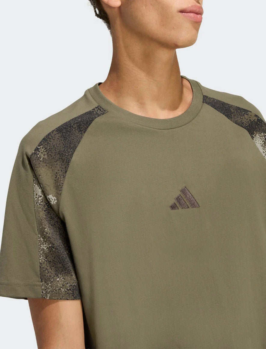 T-Shirt Adidas Camo Print JZ0150 uomo olive strata - Stampa camouflage all-over taglie S-XL