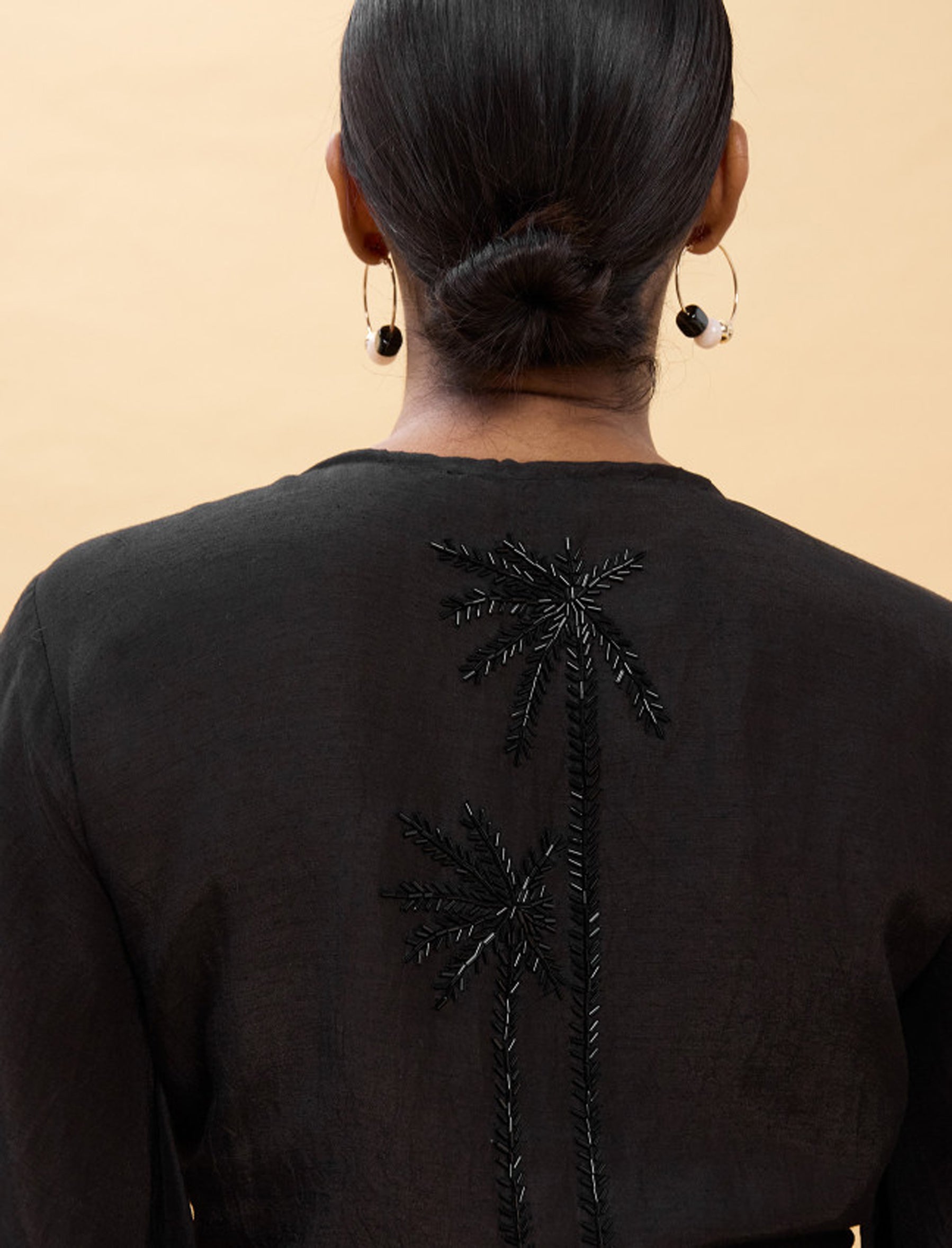 Camicia annodata con dettagli tono su tono Lola Casademunt LS2615009