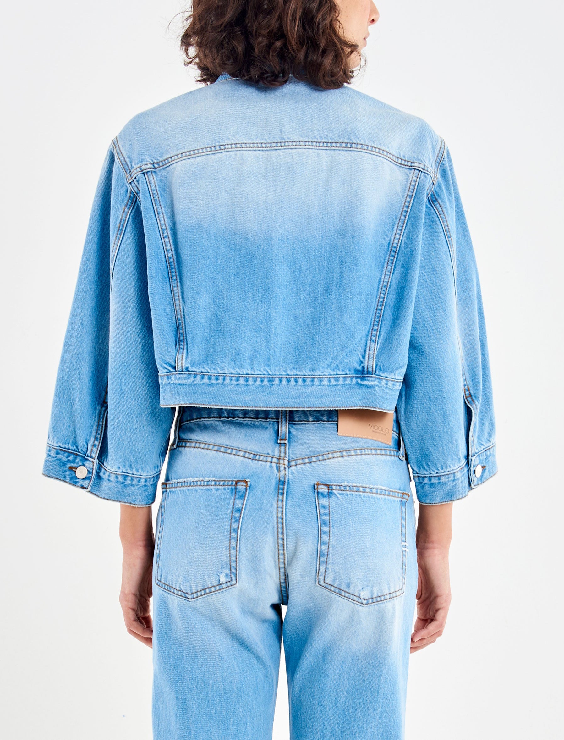 Vista posteriore giubbotto denim cropped donna Vicolo DAB5109 – silhouette corta, denim chiaro