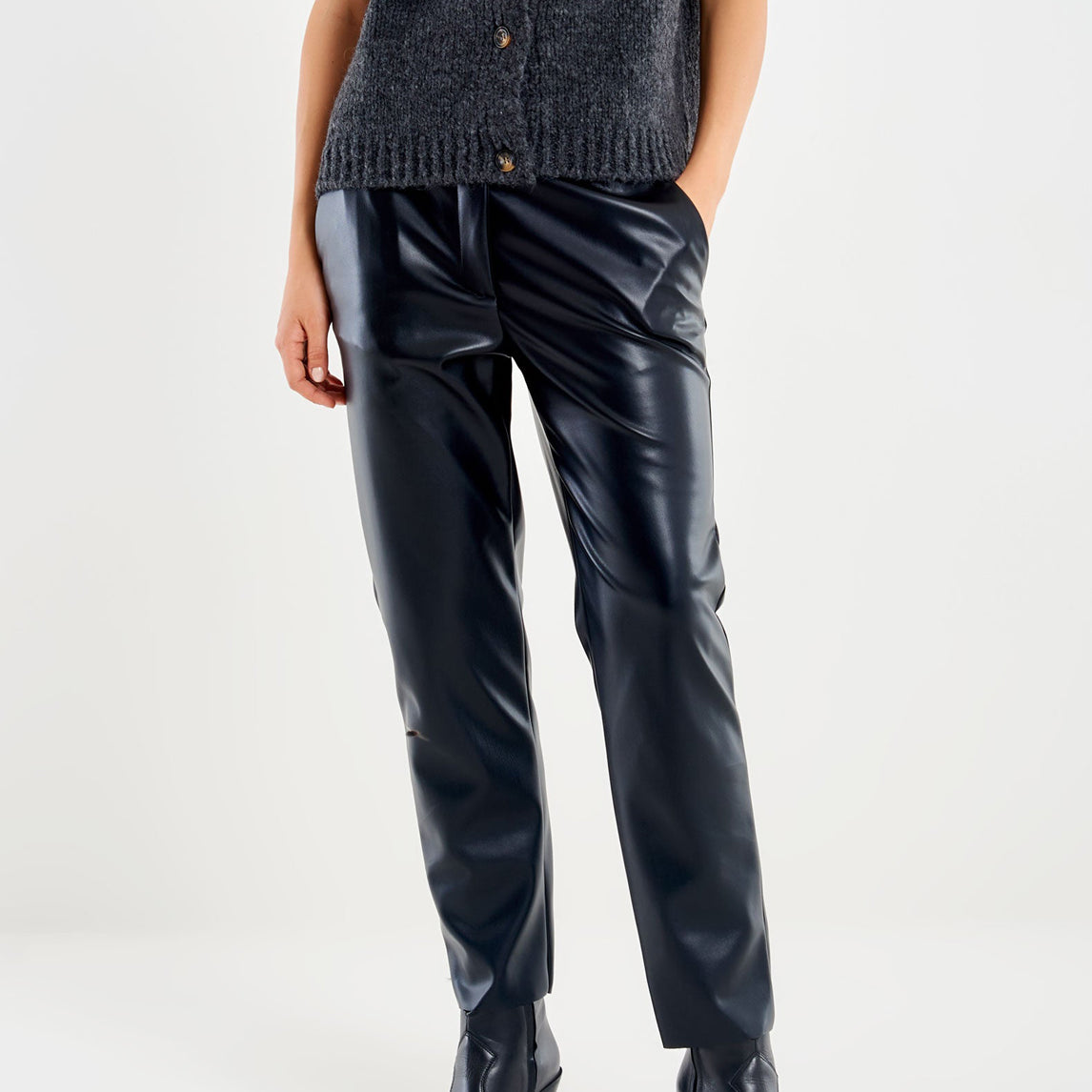 Pantalone ecopelle sigaretta VICOLO TF1737 Nero Donna