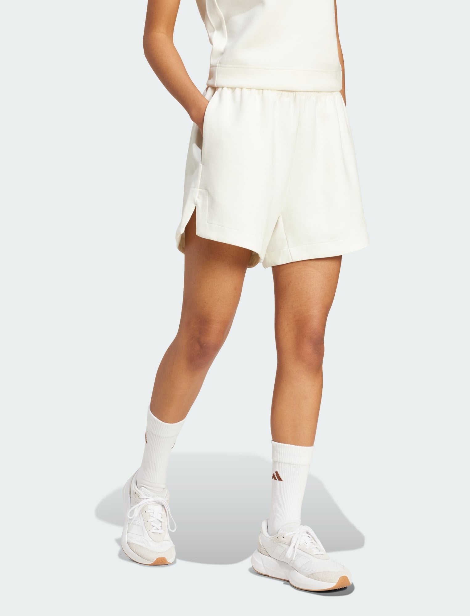 Vista laterale shorts Adidas Soft Luxe Loose JV9876 Off White donna
