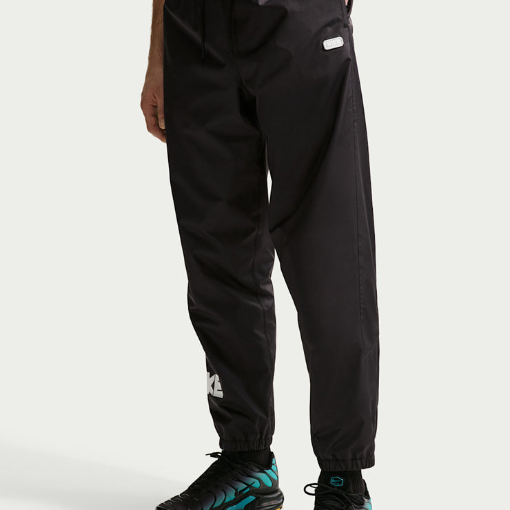 Pantaloni in tessuto con grafica Nike Windrunner IF0842-010 Black/(White) Uomo