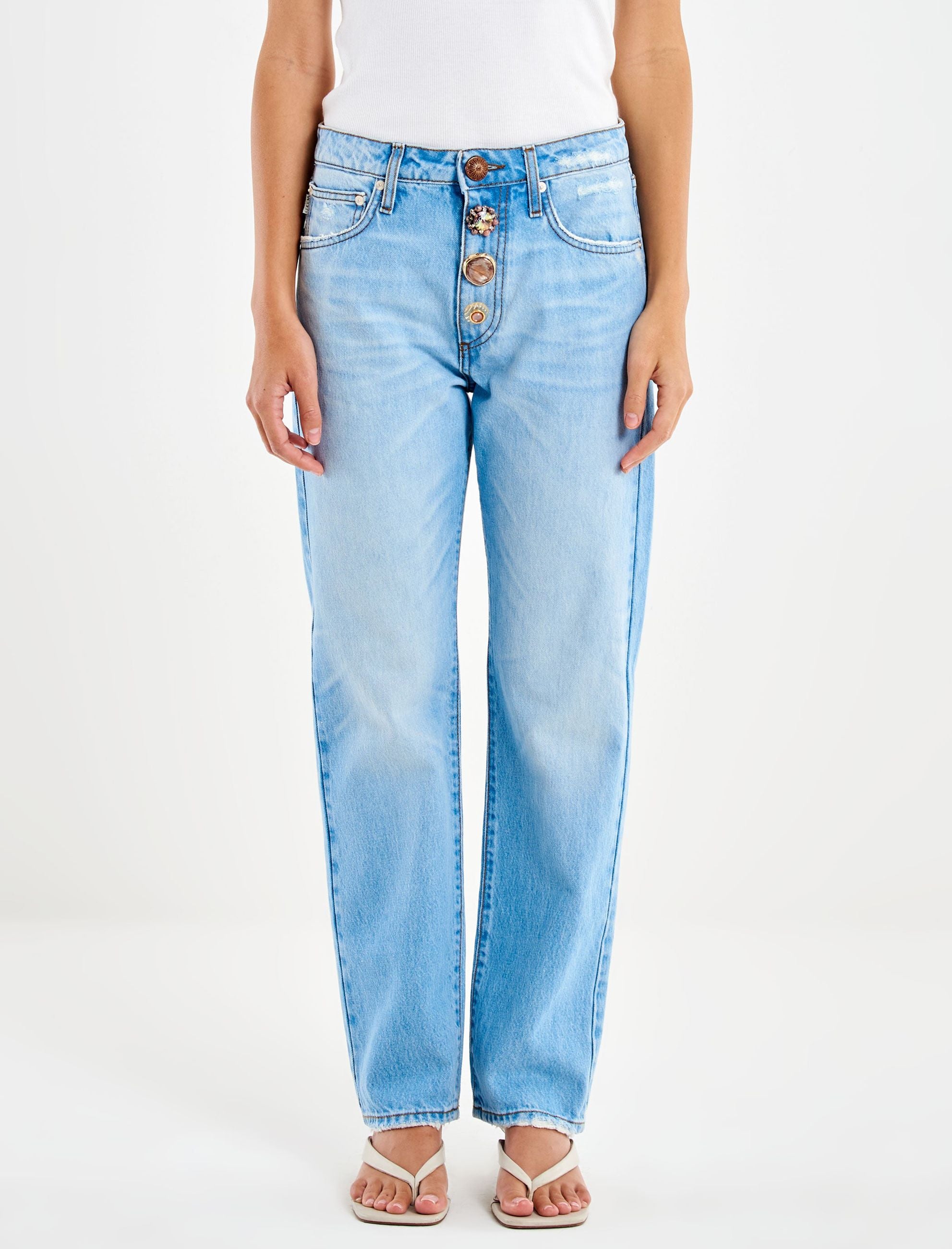 Dettaglio bottoni gioiello e zip nascosta dei jeans Vicolo Zoe DAB5106 denim chiaro donna
